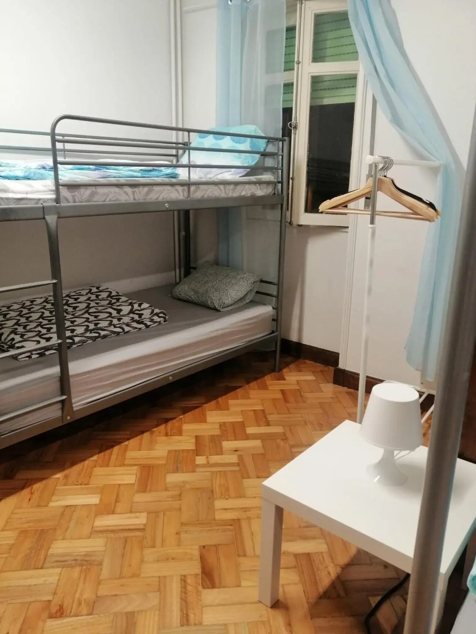 Bed in 4-Bed Mixed Dormitory Room in Sasimi Nice Hostel Bed in 4-Bed Mixed Dormitory Room in Sasimi Nice Hostel