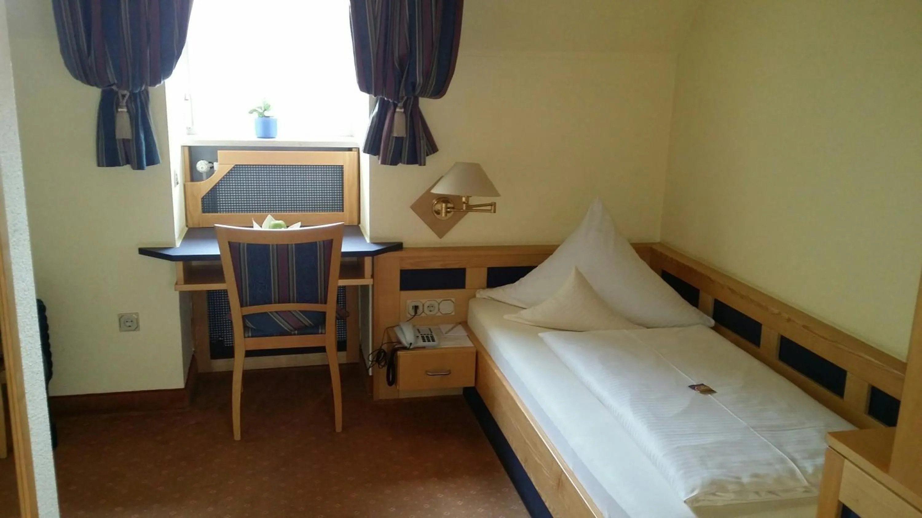 Bedroom, Bed in Hotel Augsburger Hof