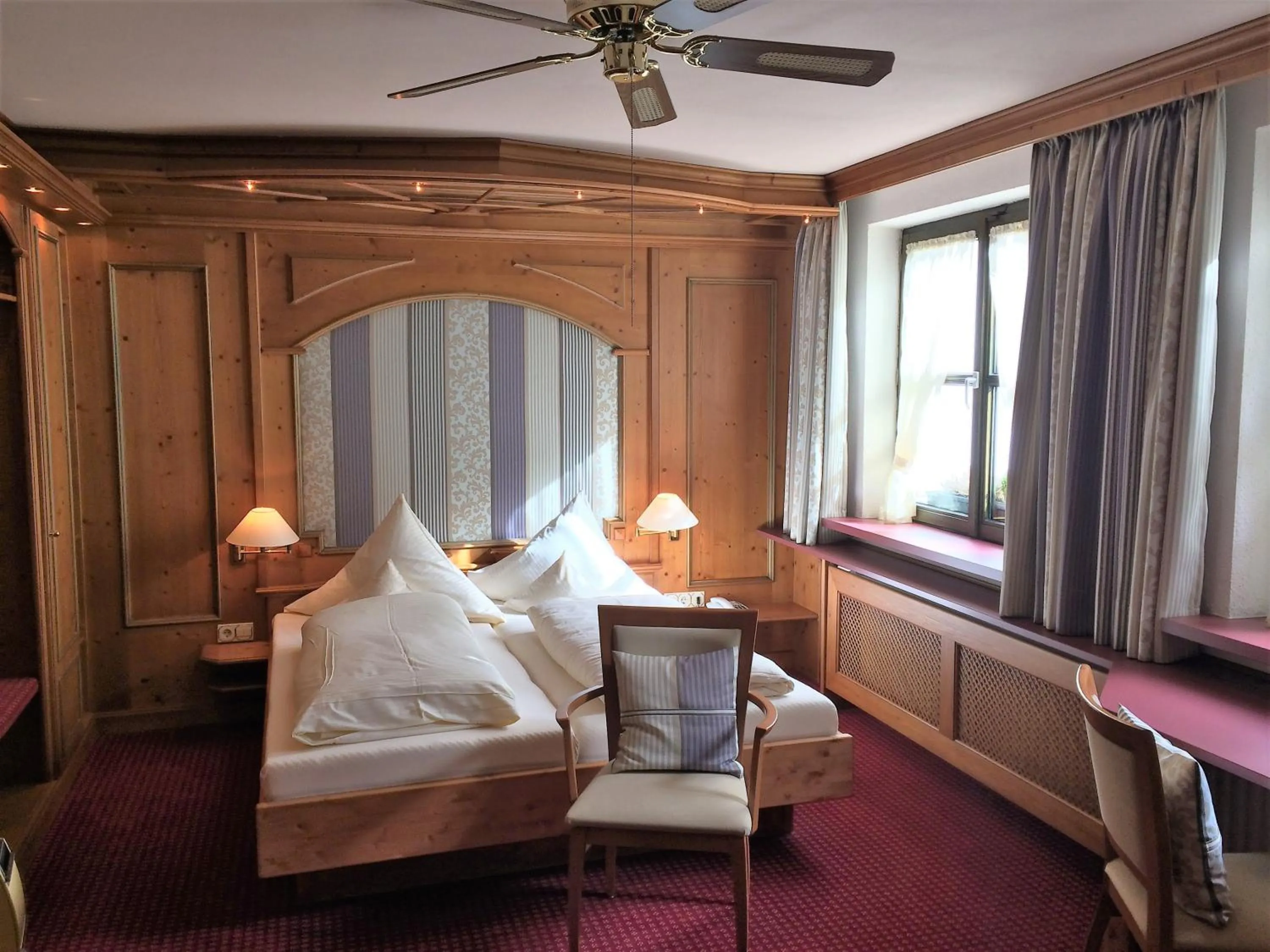 Bedroom, Bed in Hotel Augsburger Hof