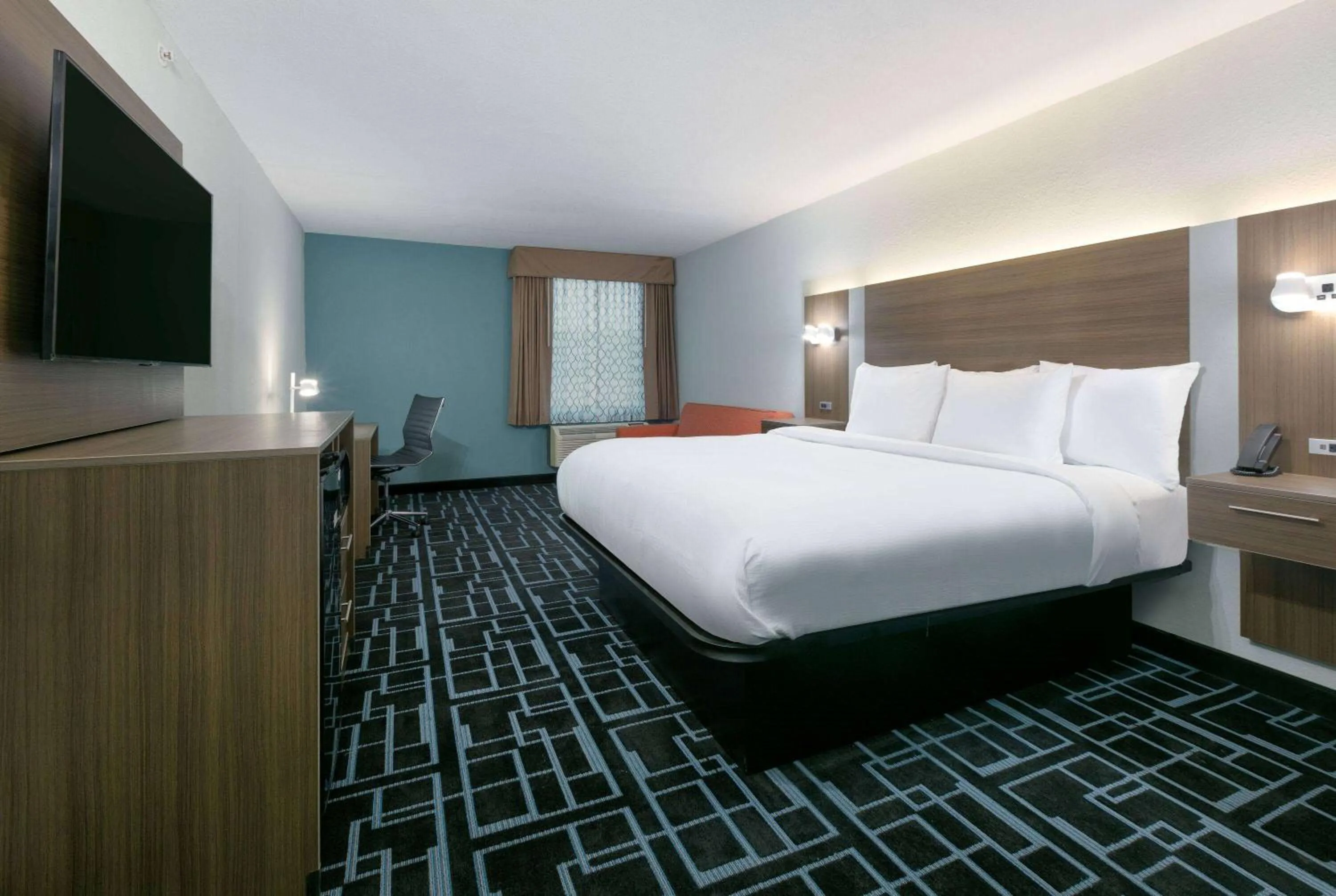 Photo of the whole room, Bed in Baymont by Wyndham Chattanooga Eastridge