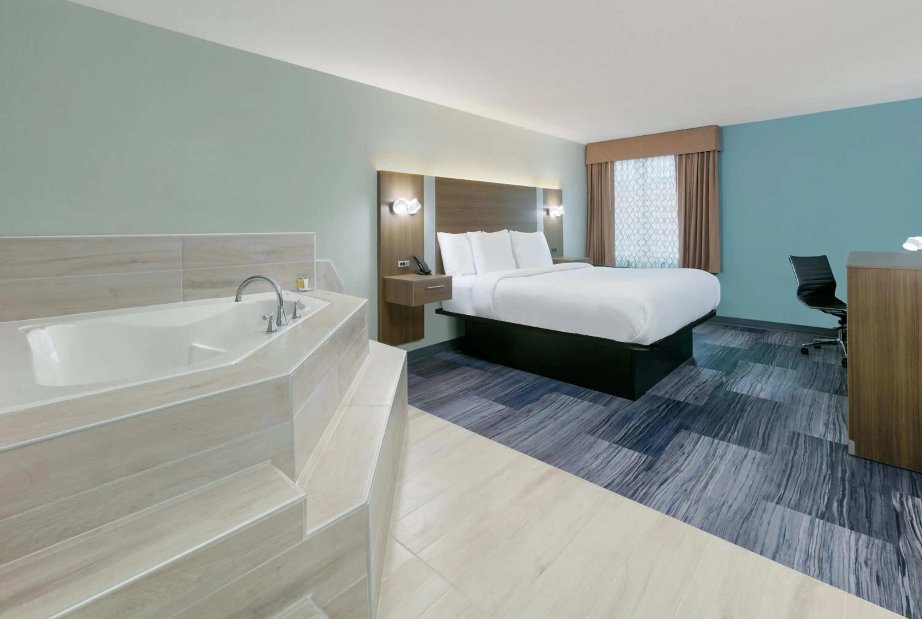 Hot Tub, Bed in Baymont by Wyndham Chattanooga Eastridge