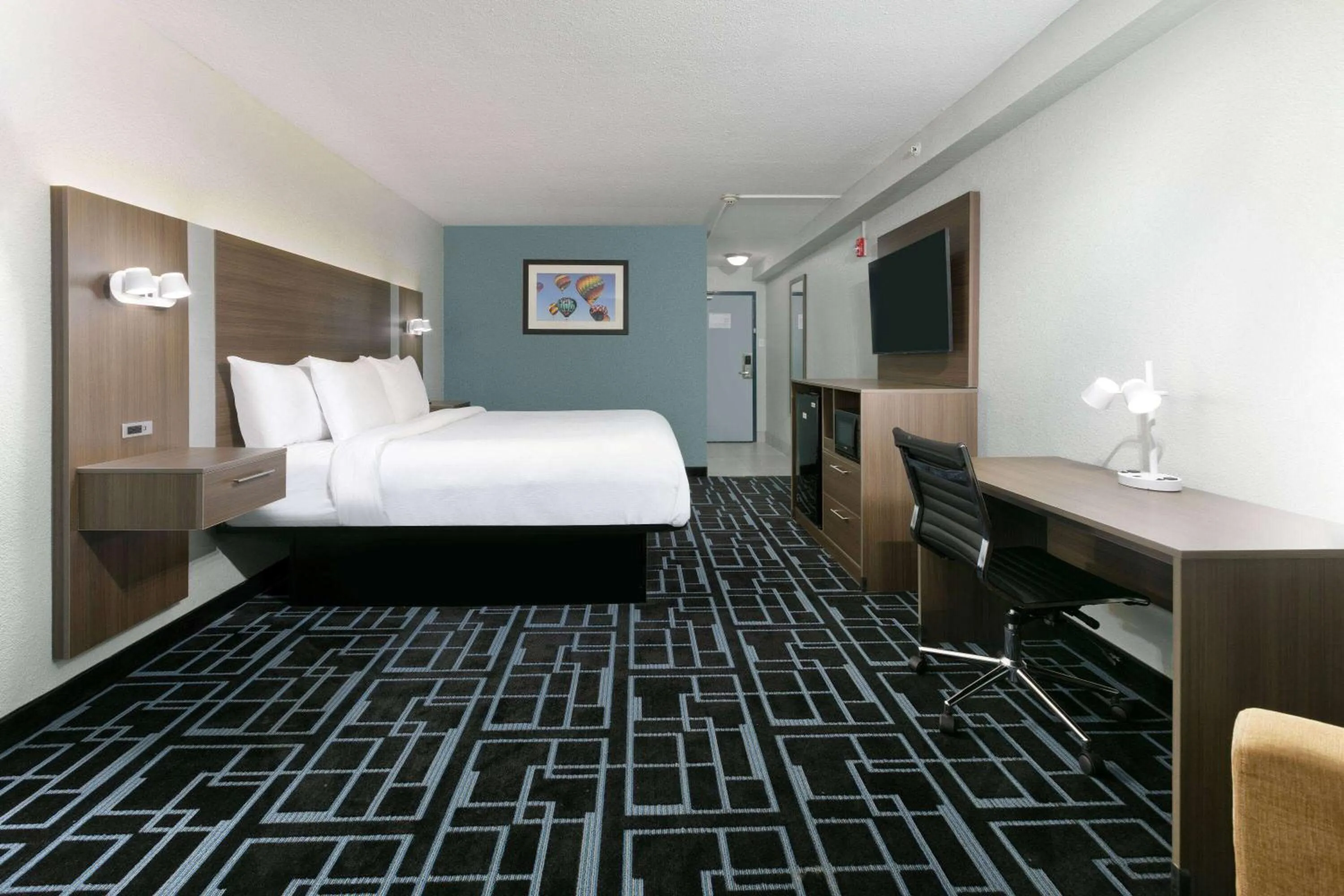 Coffee/tea facilities, Bed in Baymont by Wyndham Chattanooga Eastridge