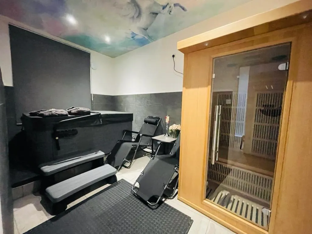 Hot Tub in London Luxury Apartment with Private Jacuzzi Hot tub & Sauna