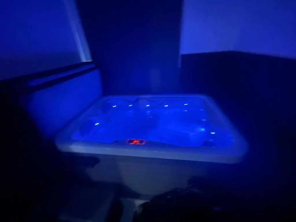 London Luxury Apartment with Private Jacuzzi Hot tub & Sauna