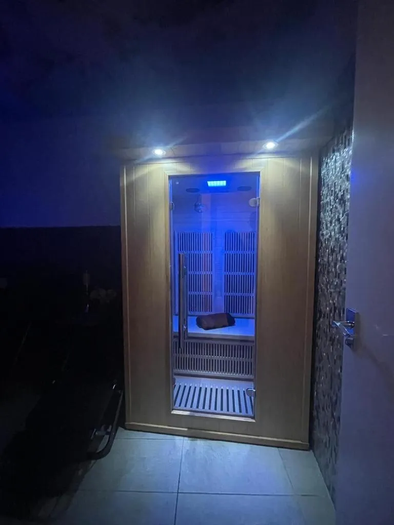 London Luxury Apartment with Private Jacuzzi Hot tub & Sauna