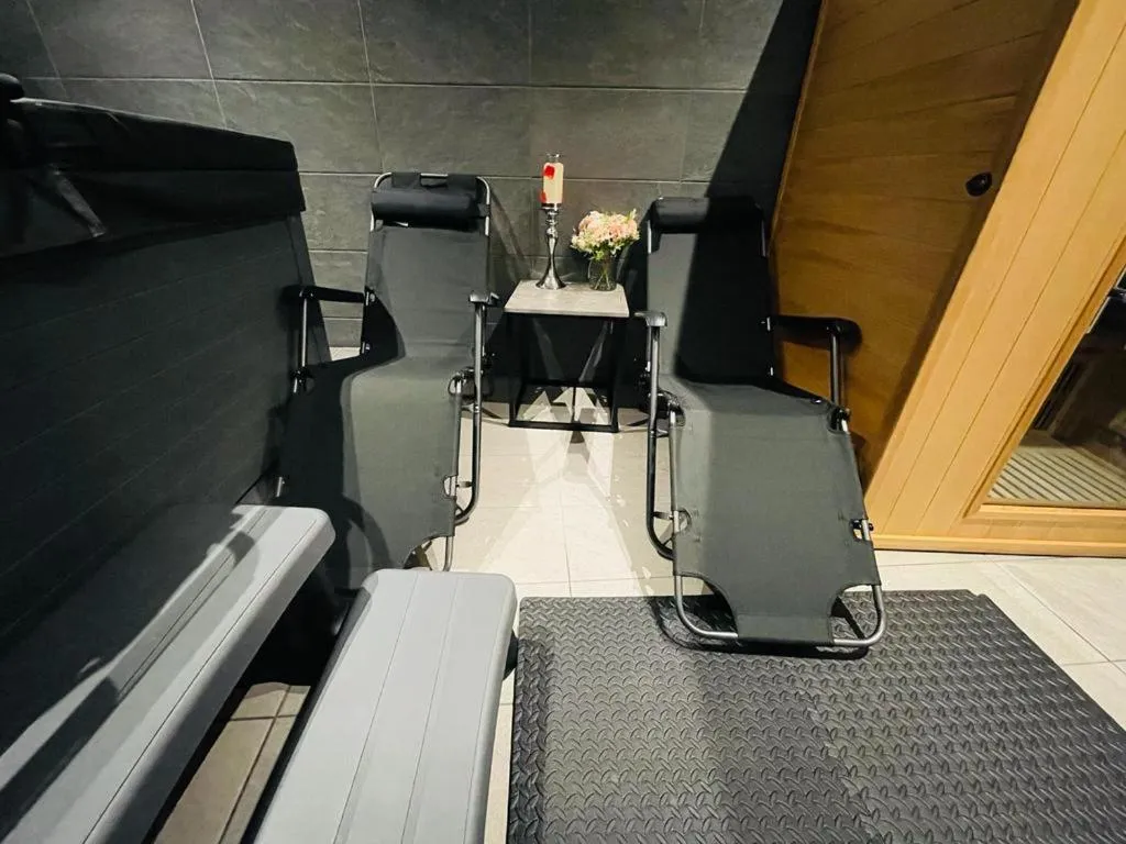 Hot Tub in London Luxury Apartment with Private Jacuzzi Hot tub & Sauna