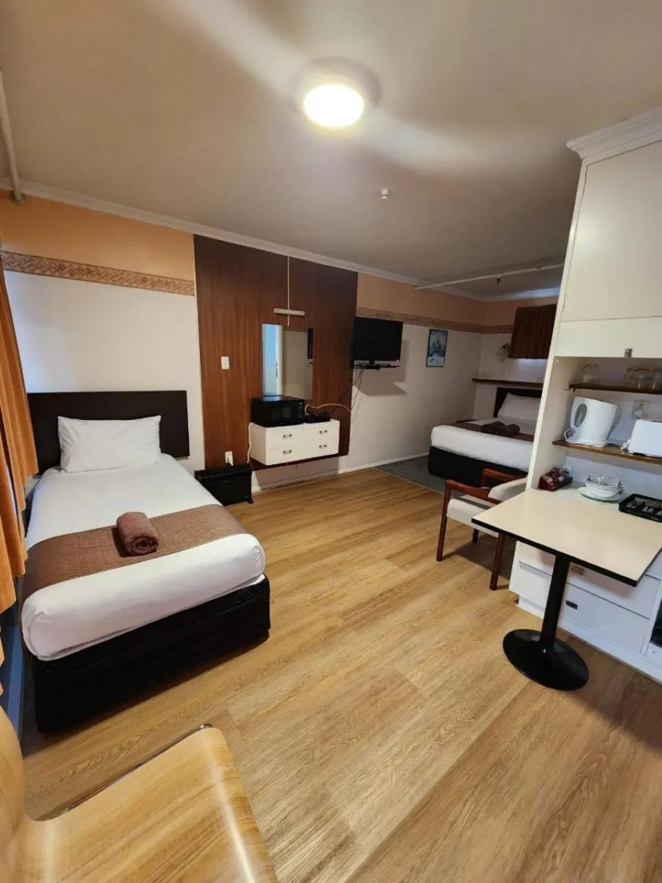 Bed in Mayfair Court Motel