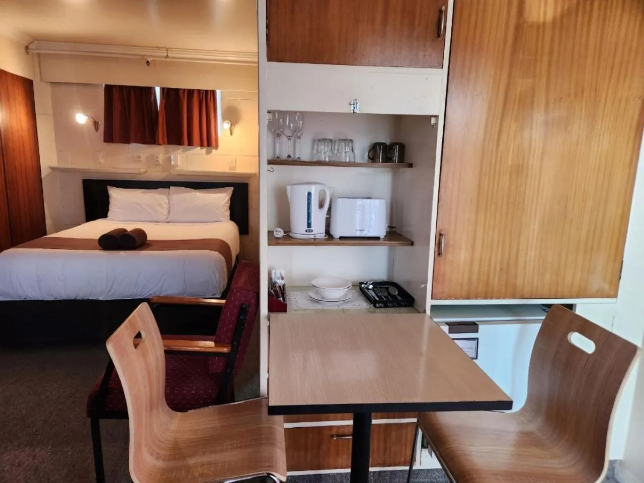 Bed in Mayfair Court Motel