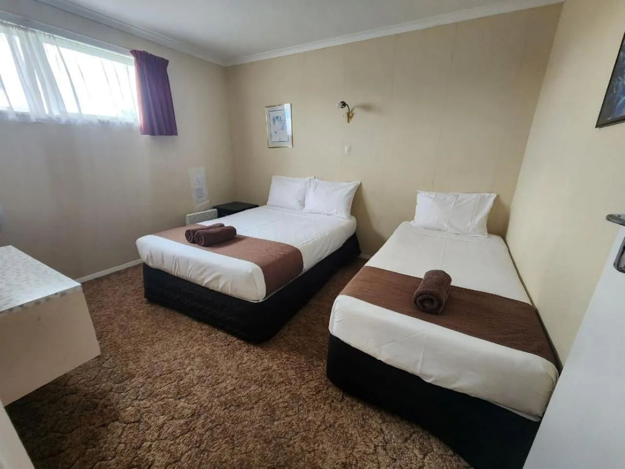 Bed in Mayfair Court Motel