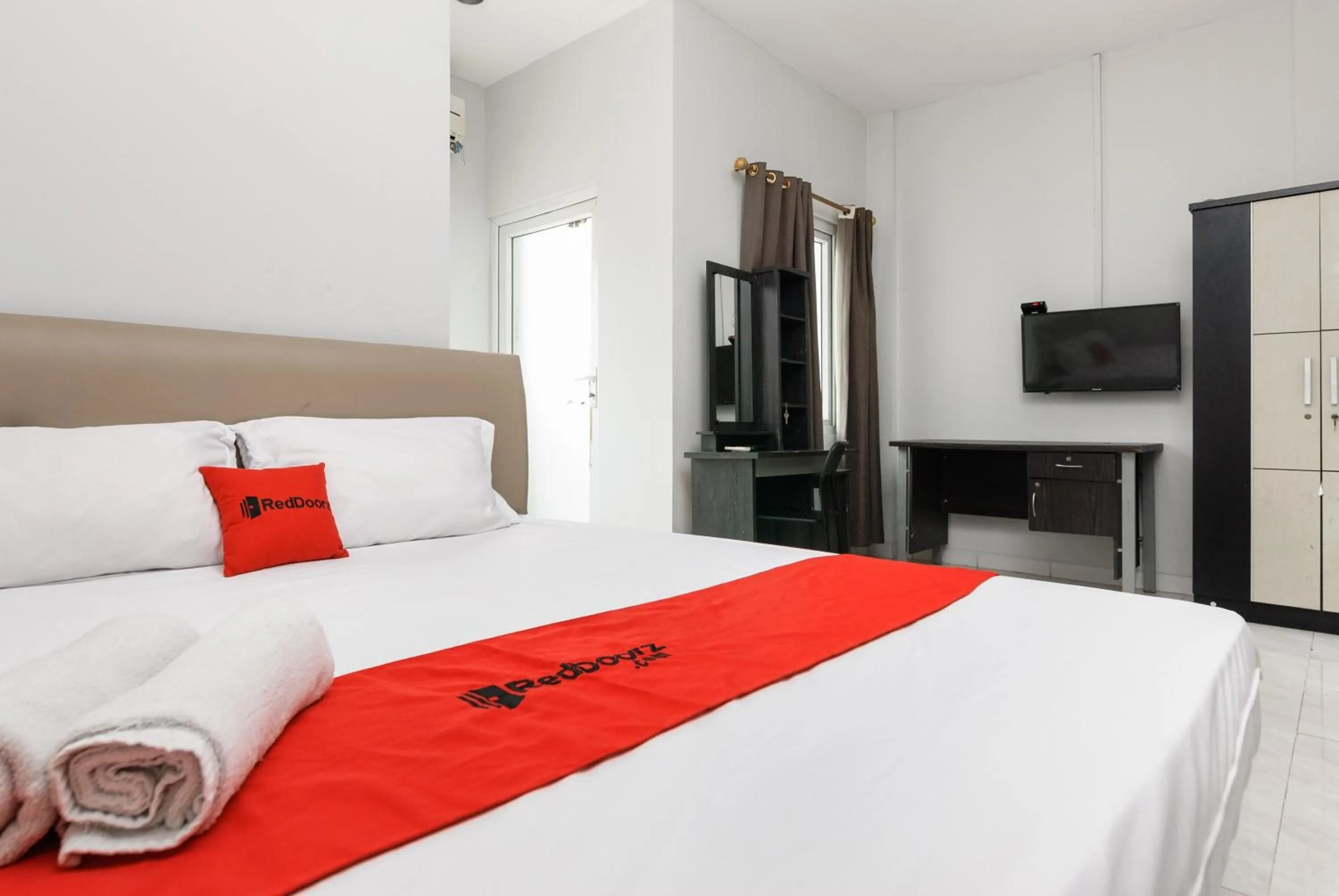 Bedroom, Bed in RedDoorz near Mandaya Royal Hospital Puri