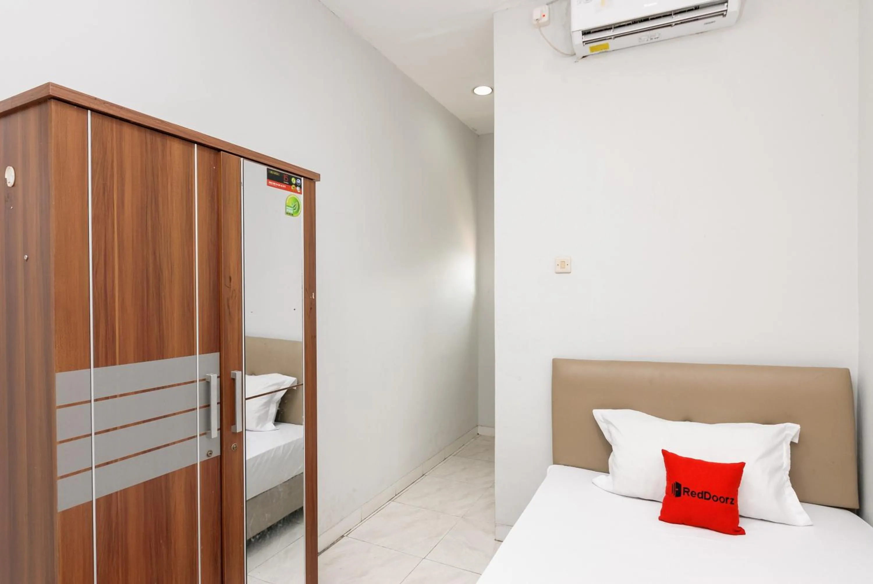 Bedroom, Bed in RedDoorz near Mandaya Royal Hospital Puri