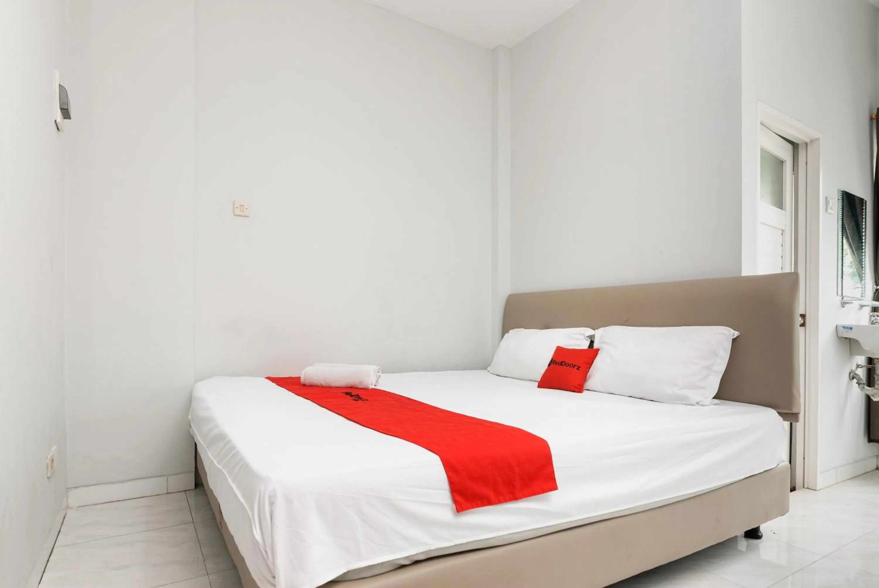 Bedroom, Bed in RedDoorz near Mandaya Royal Hospital Puri