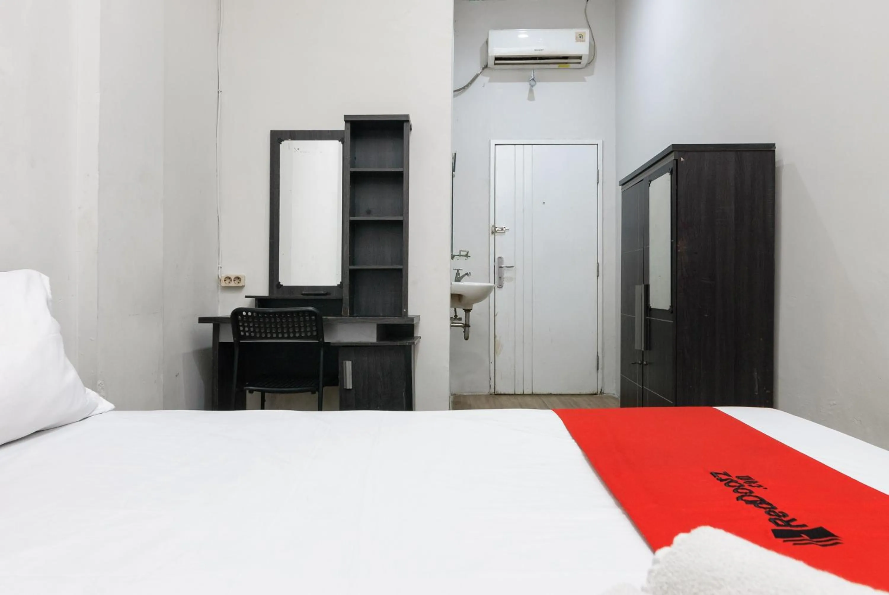 Bedroom, Bed in RedDoorz near Mandaya Royal Hospital Puri