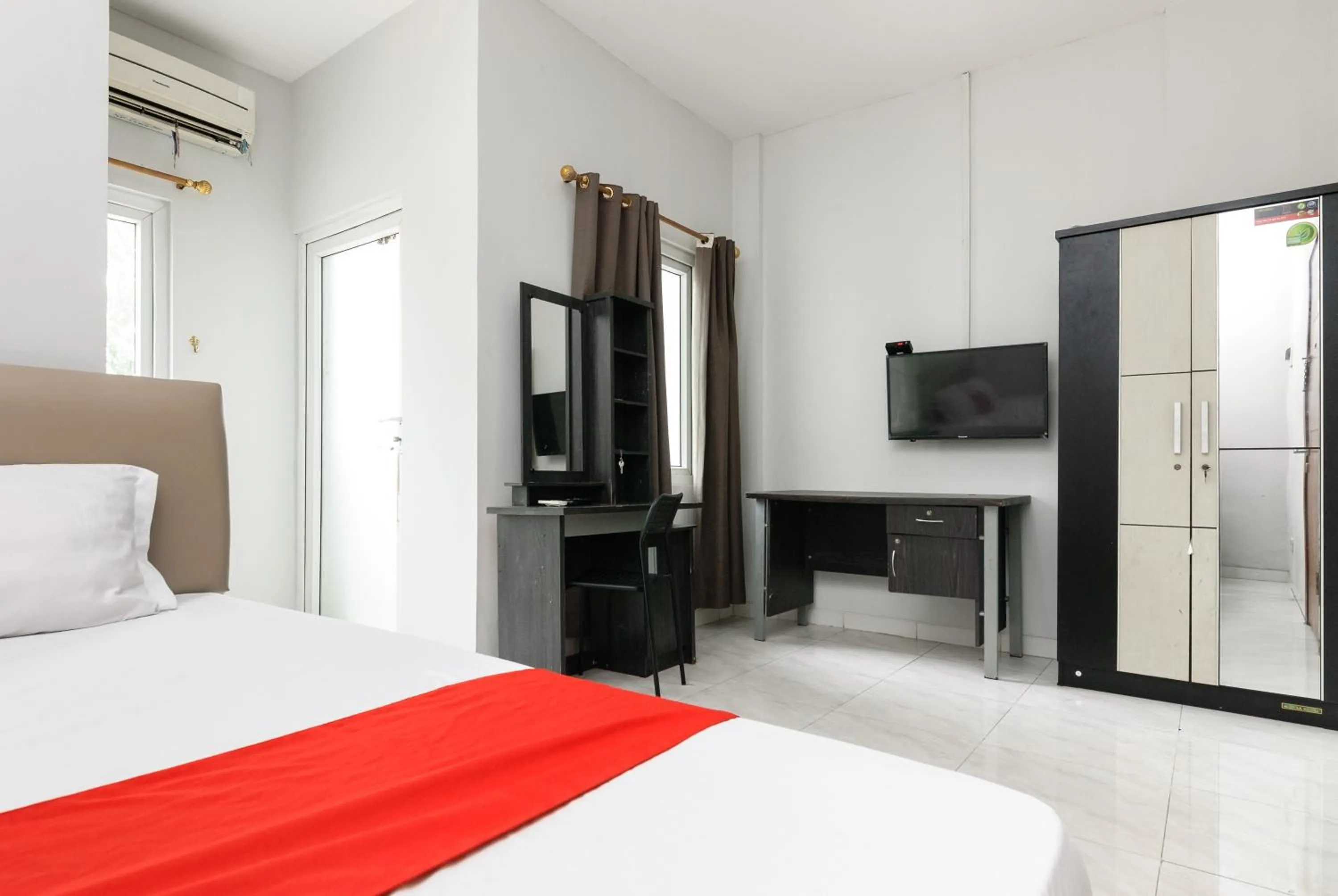 Bedroom, Bed in RedDoorz near Mandaya Royal Hospital Puri