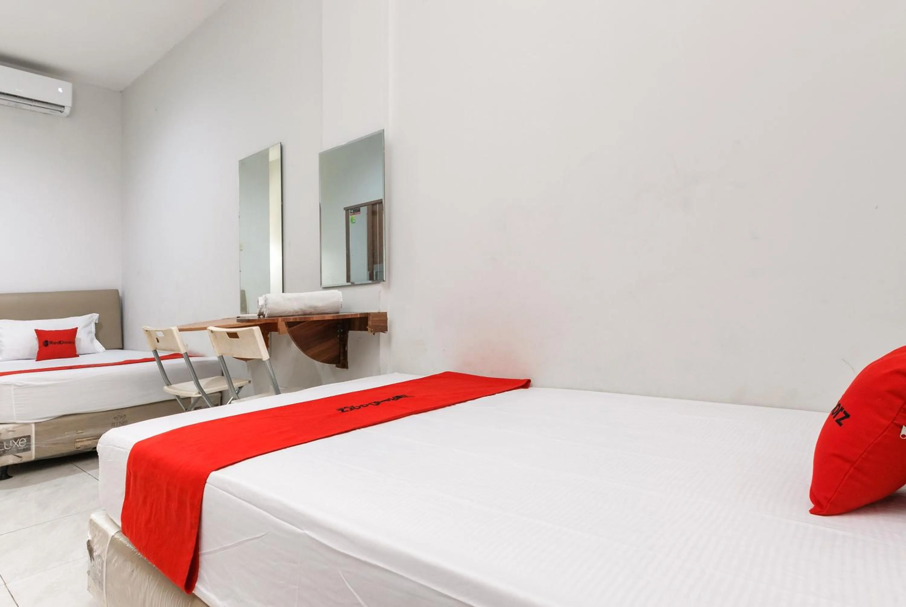 Bedroom, Bed in RedDoorz near Mandaya Royal Hospital Puri