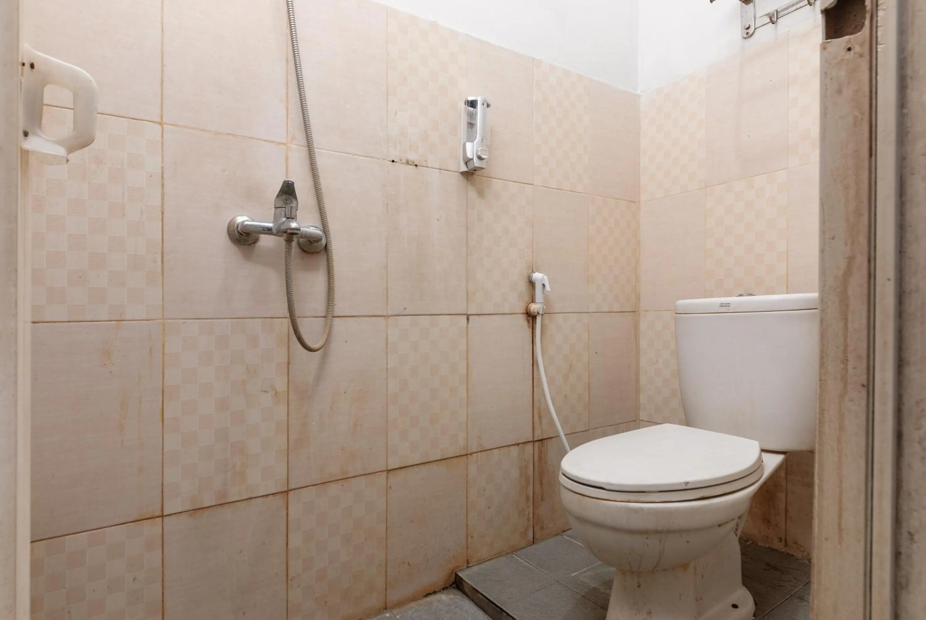 Bathroom in RedDoorz near Mandaya Royal Hospital Puri