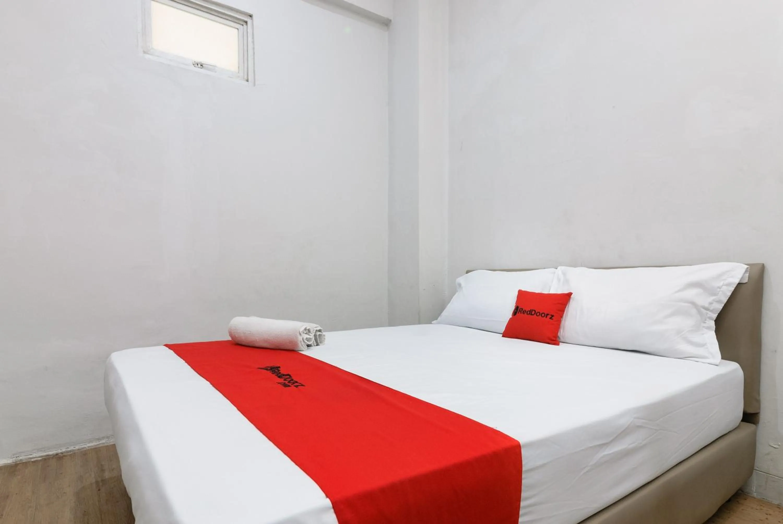 Bedroom, Bed in RedDoorz near Mandaya Royal Hospital Puri