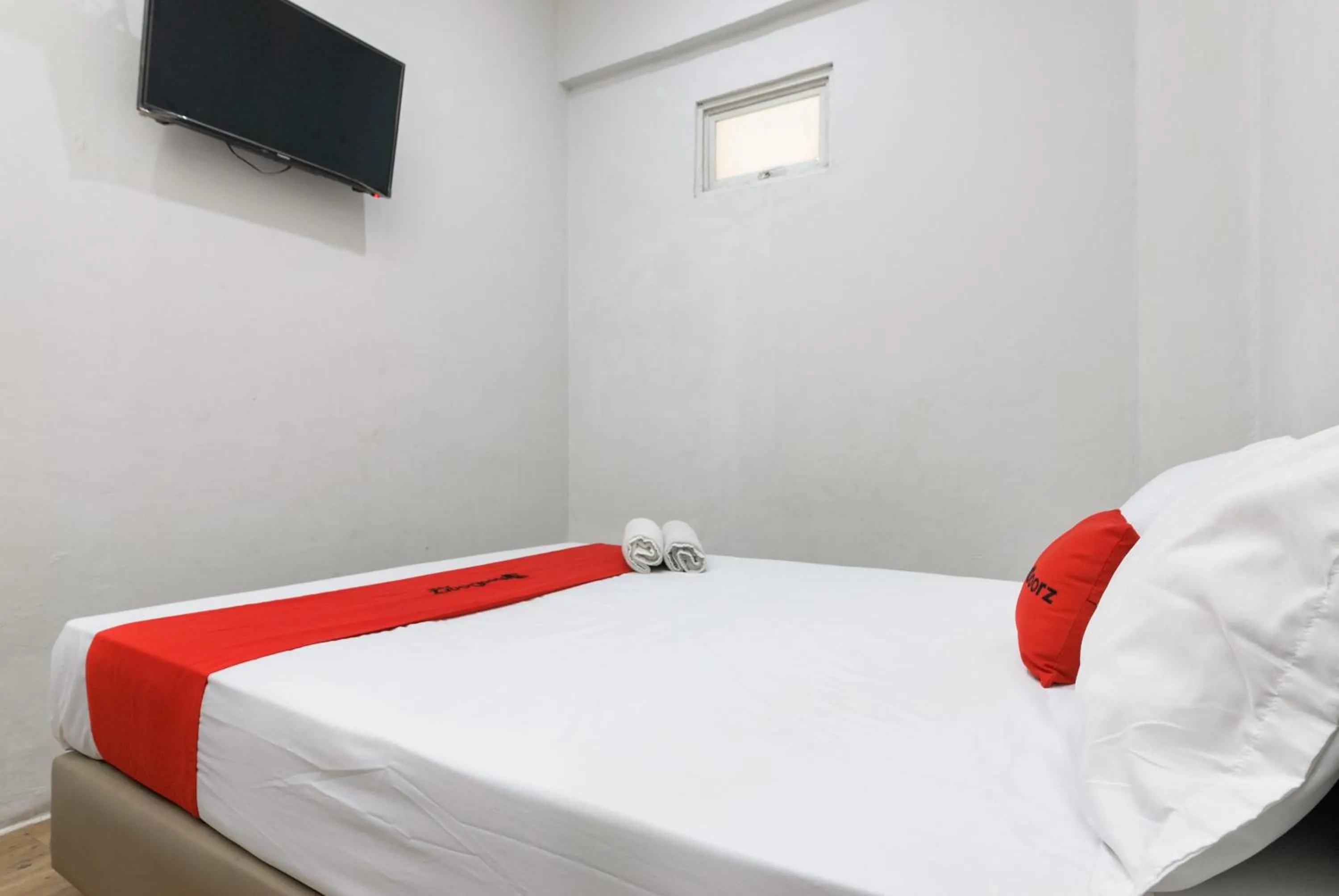Bedroom, Bed in RedDoorz near Mandaya Royal Hospital Puri