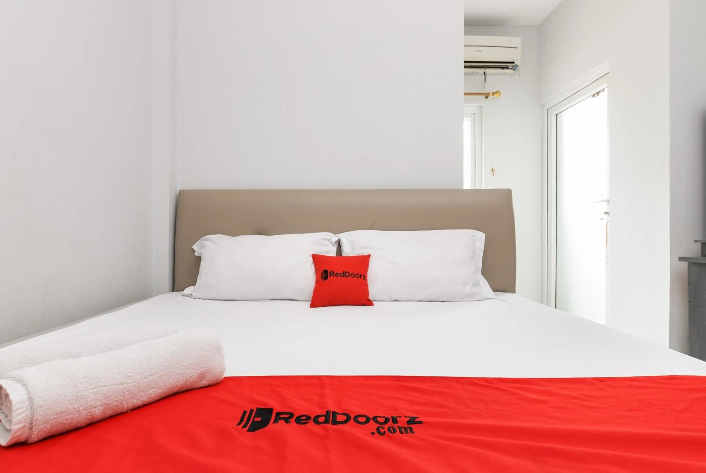 Bedroom, Bed in RedDoorz near Mandaya Royal Hospital Puri