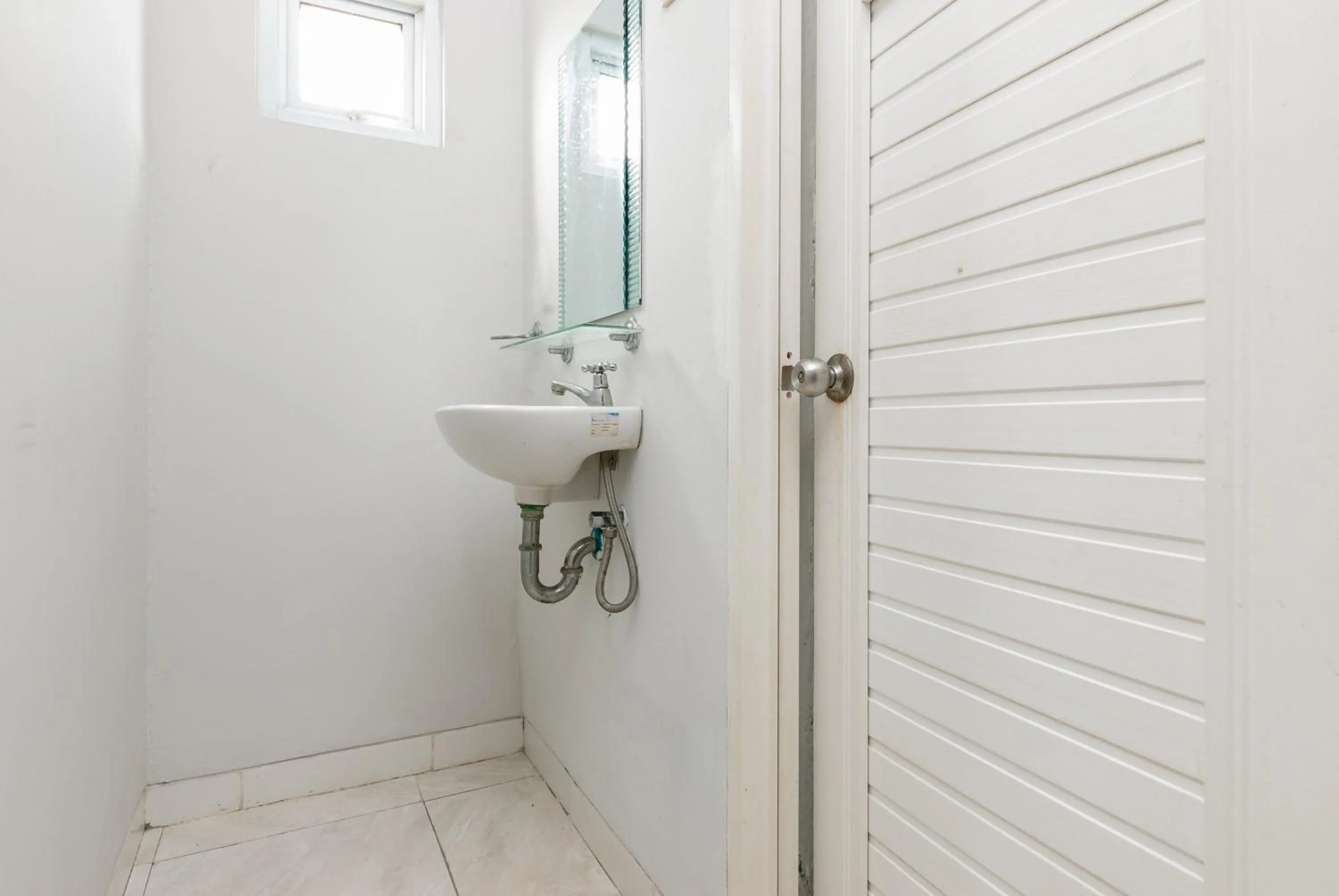 Bathroom in RedDoorz near Mandaya Royal Hospital Puri