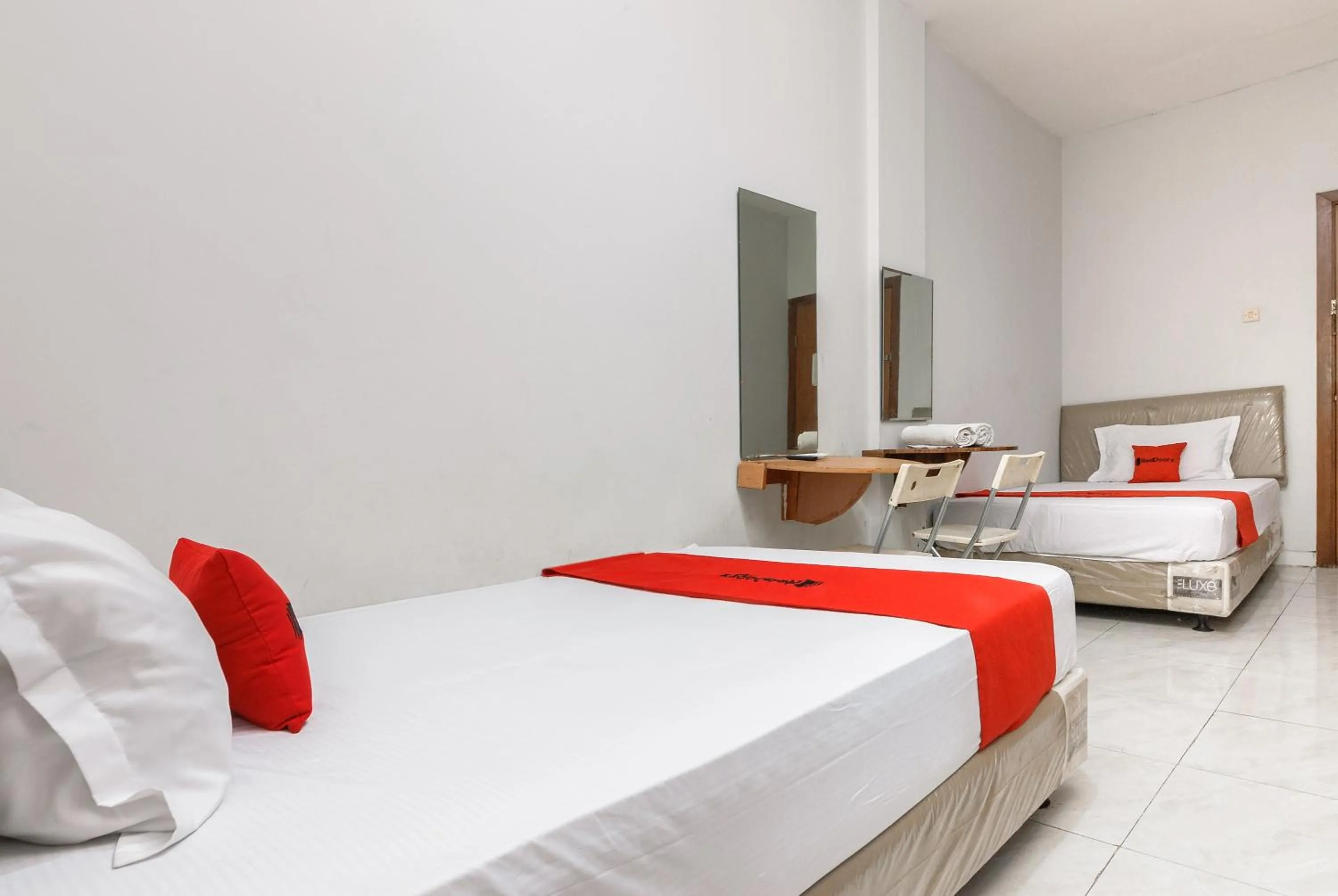 Bedroom, Bed in RedDoorz near Mandaya Royal Hospital Puri