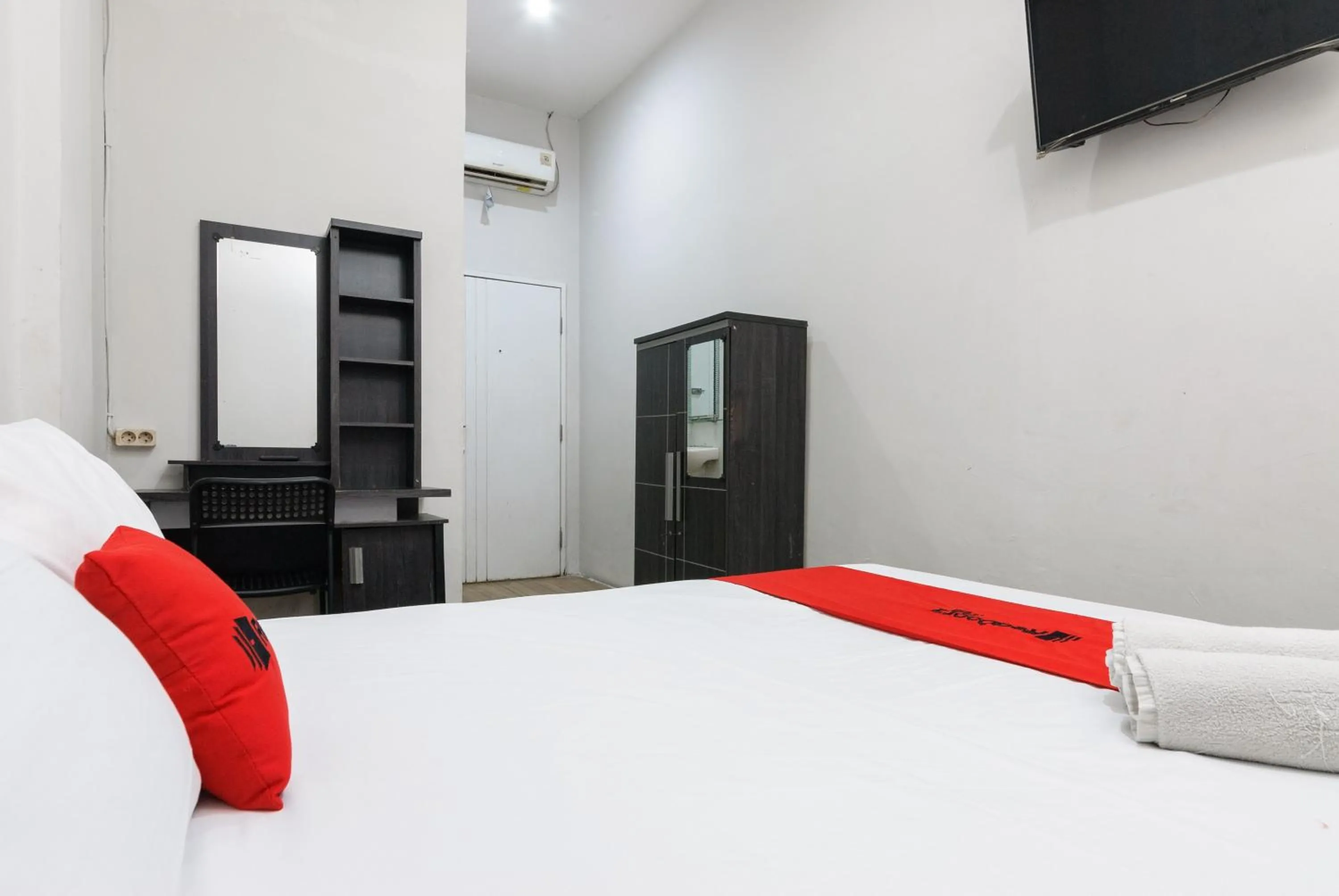 Bedroom, Bed in RedDoorz near Mandaya Royal Hospital Puri