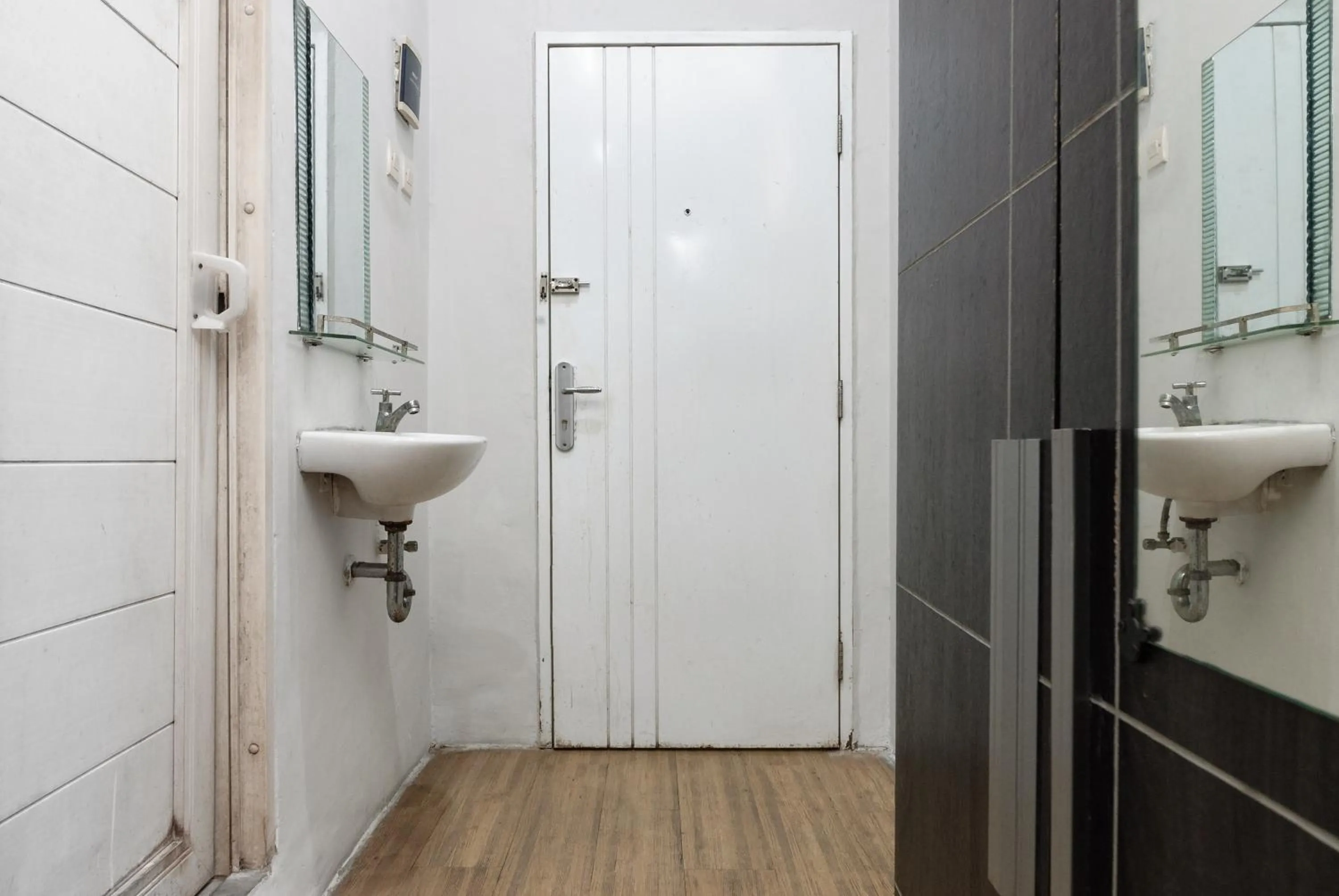 Bathroom in RedDoorz near Mandaya Royal Hospital Puri