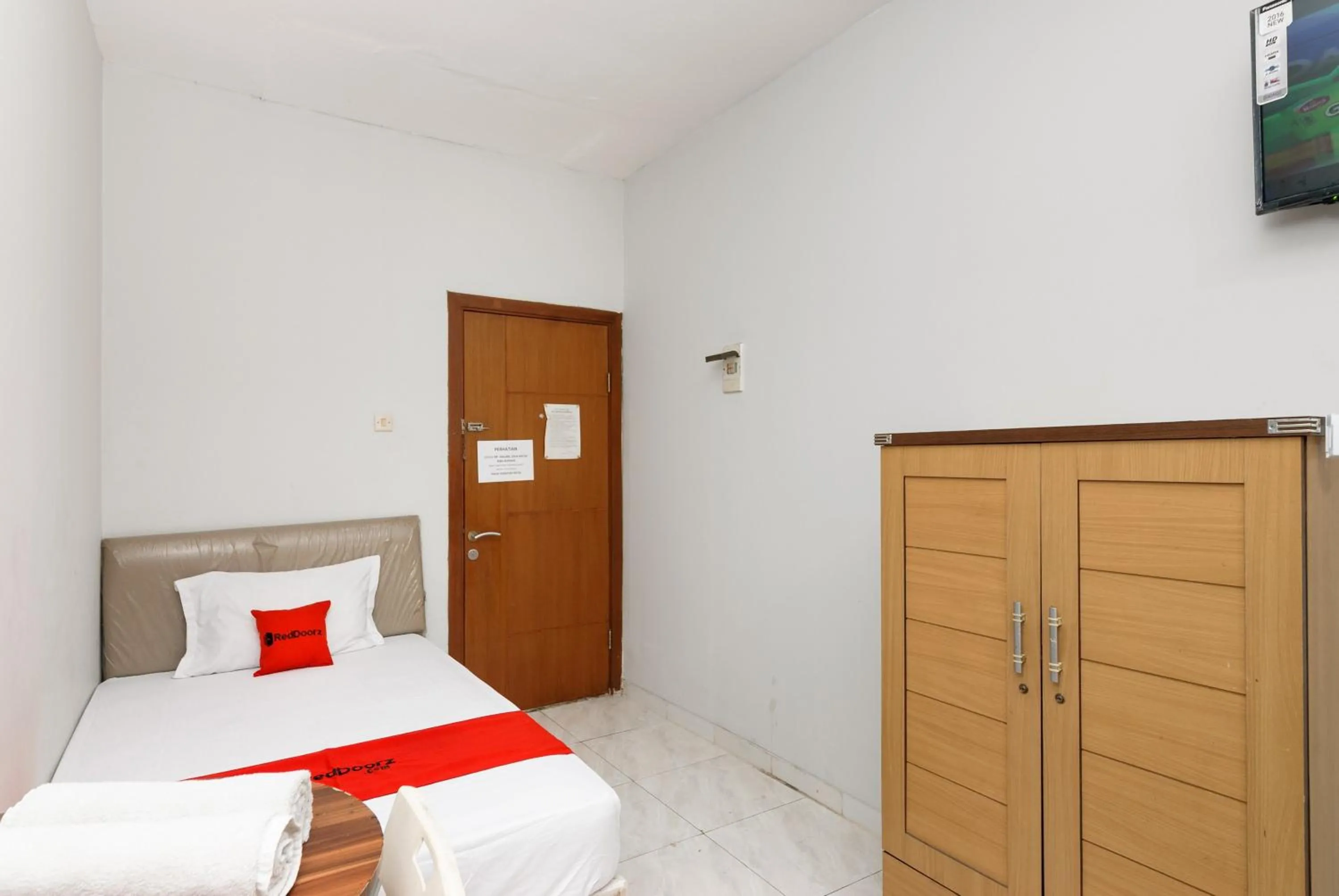 Bedroom, Bed in RedDoorz near Mandaya Royal Hospital Puri