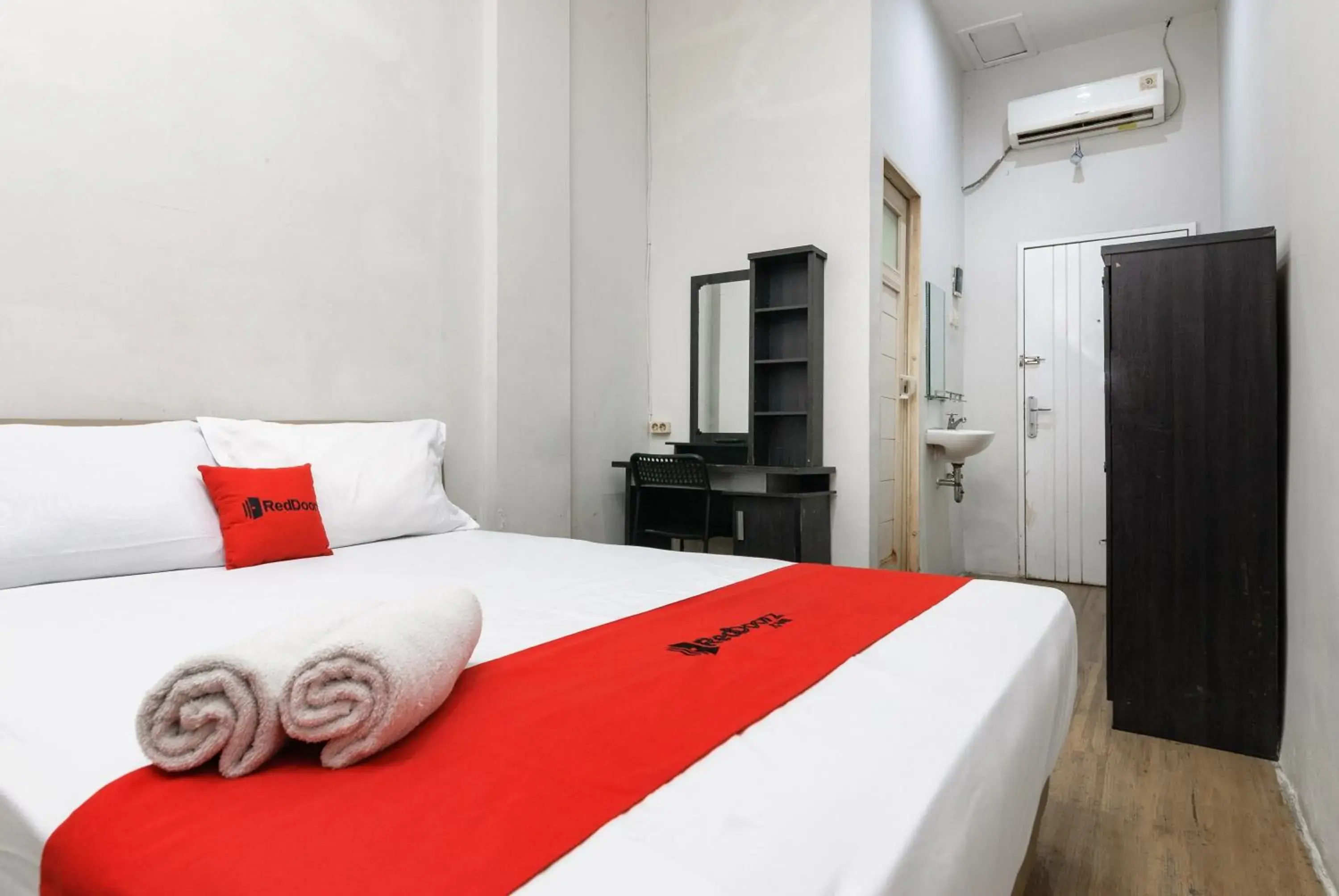 RedDoorz near Mandaya Royal Hospital Puri RedDoorz near Mandaya Royal Hospital Puri