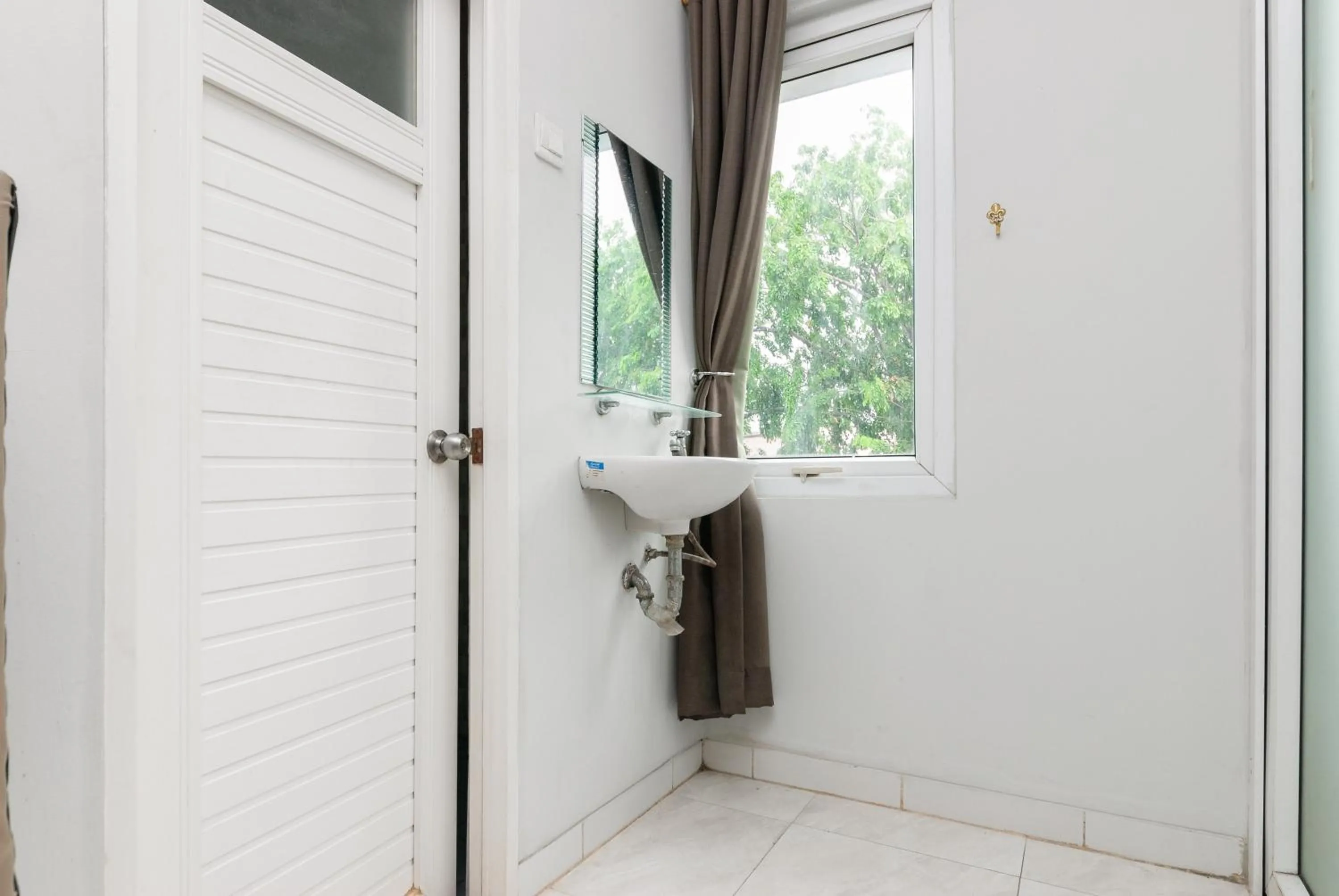 Bathroom in RedDoorz near Mandaya Royal Hospital Puri