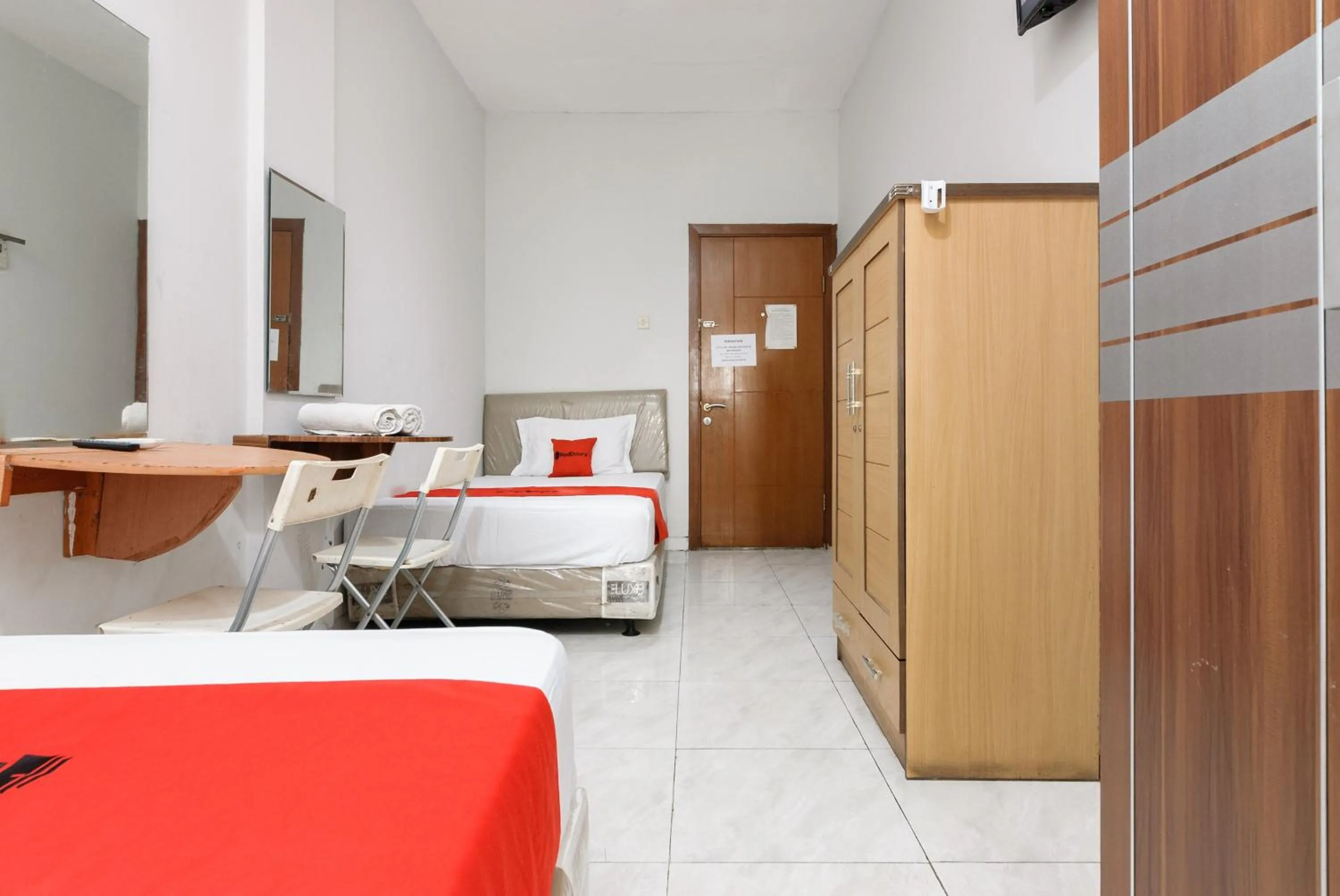 Bedroom, Bed in RedDoorz near Mandaya Royal Hospital Puri