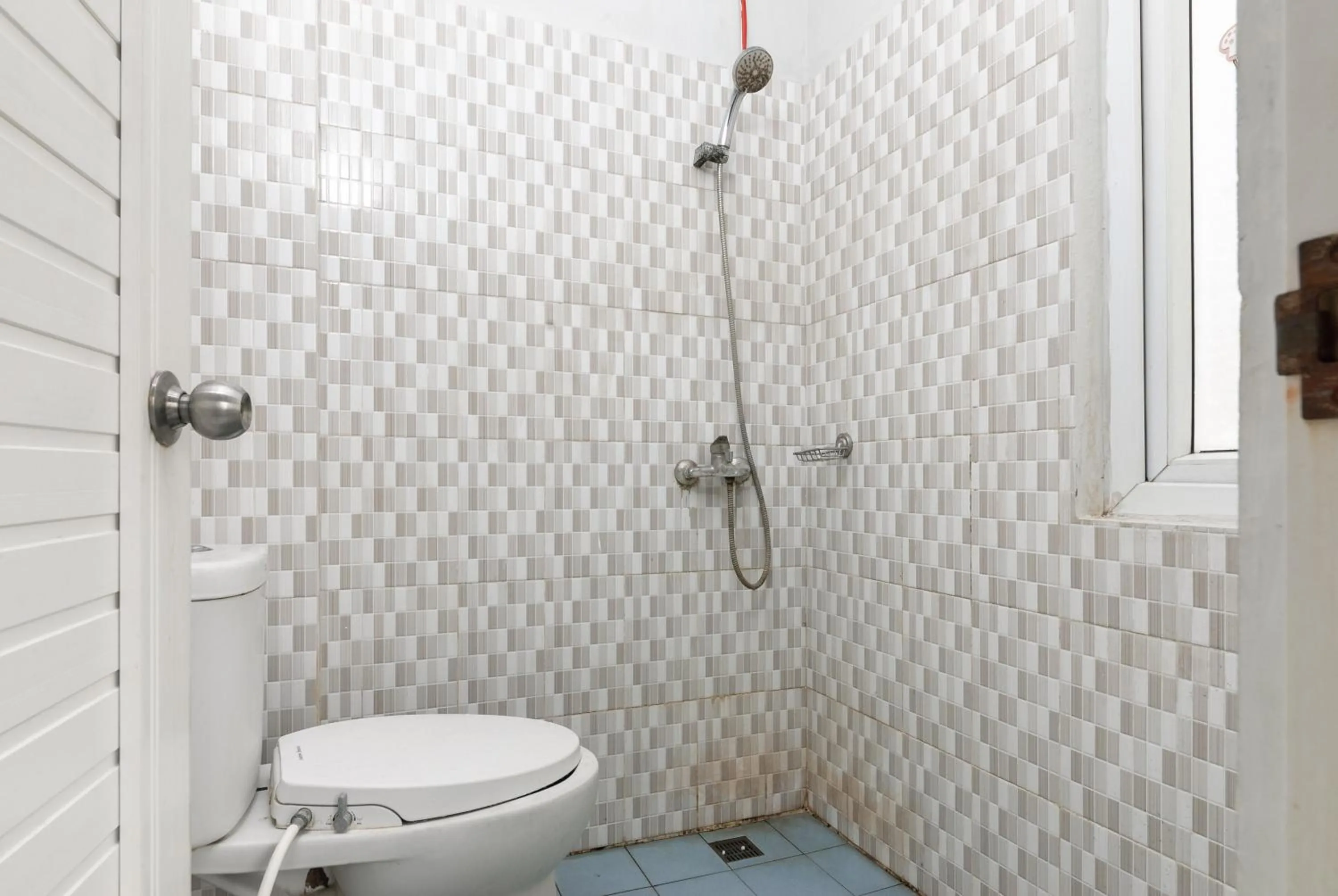 Bathroom in RedDoorz near Mandaya Royal Hospital Puri