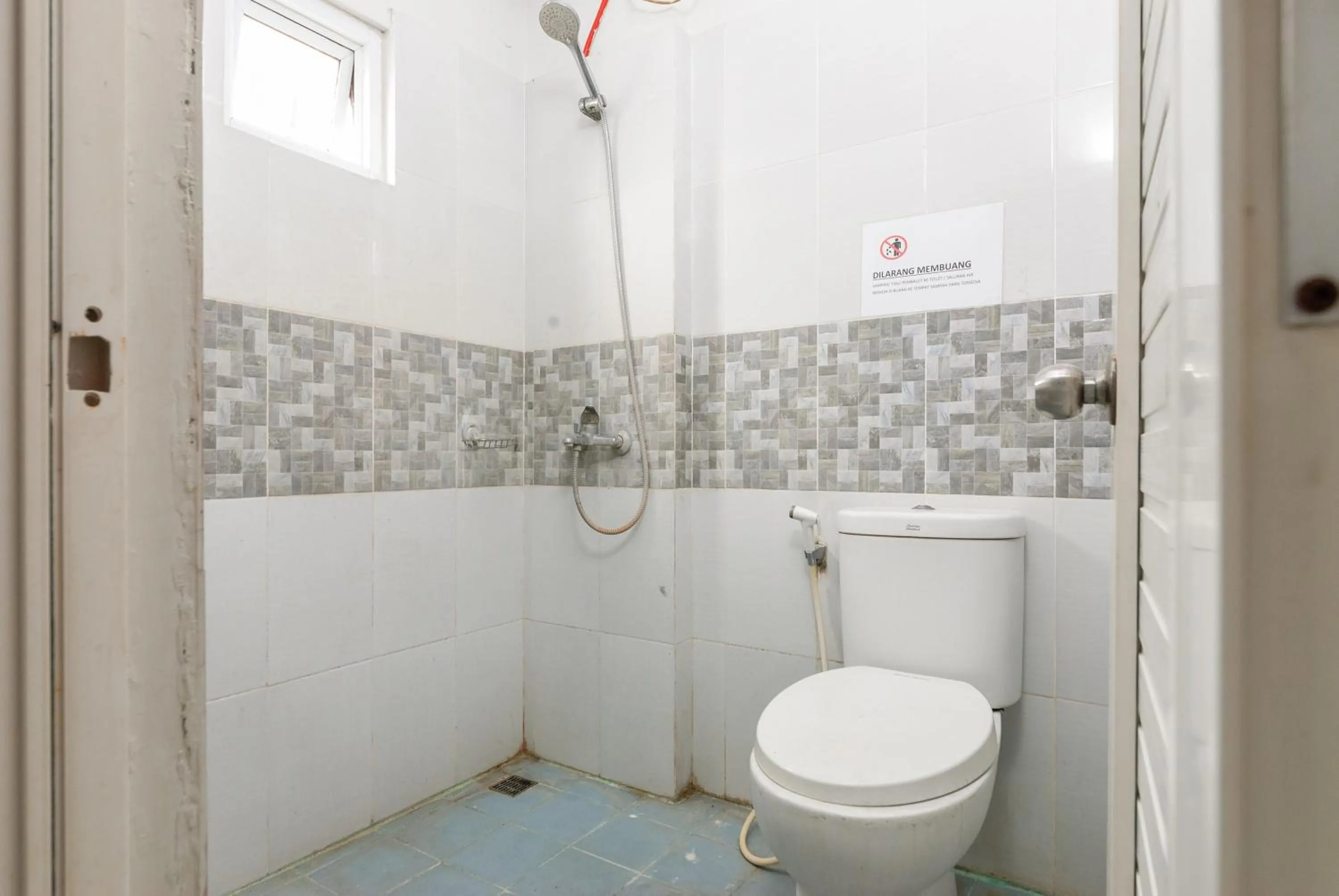 Bathroom in RedDoorz near Mandaya Royal Hospital Puri