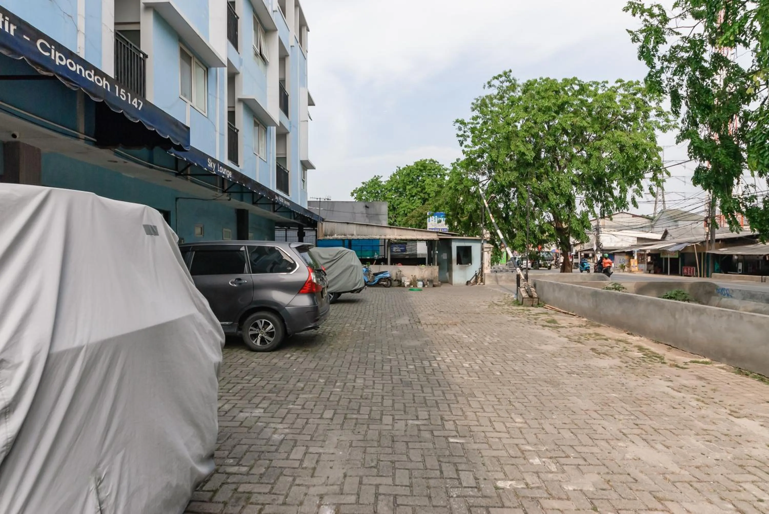 Parking in RedDoorz near Mandaya Royal Hospital Puri