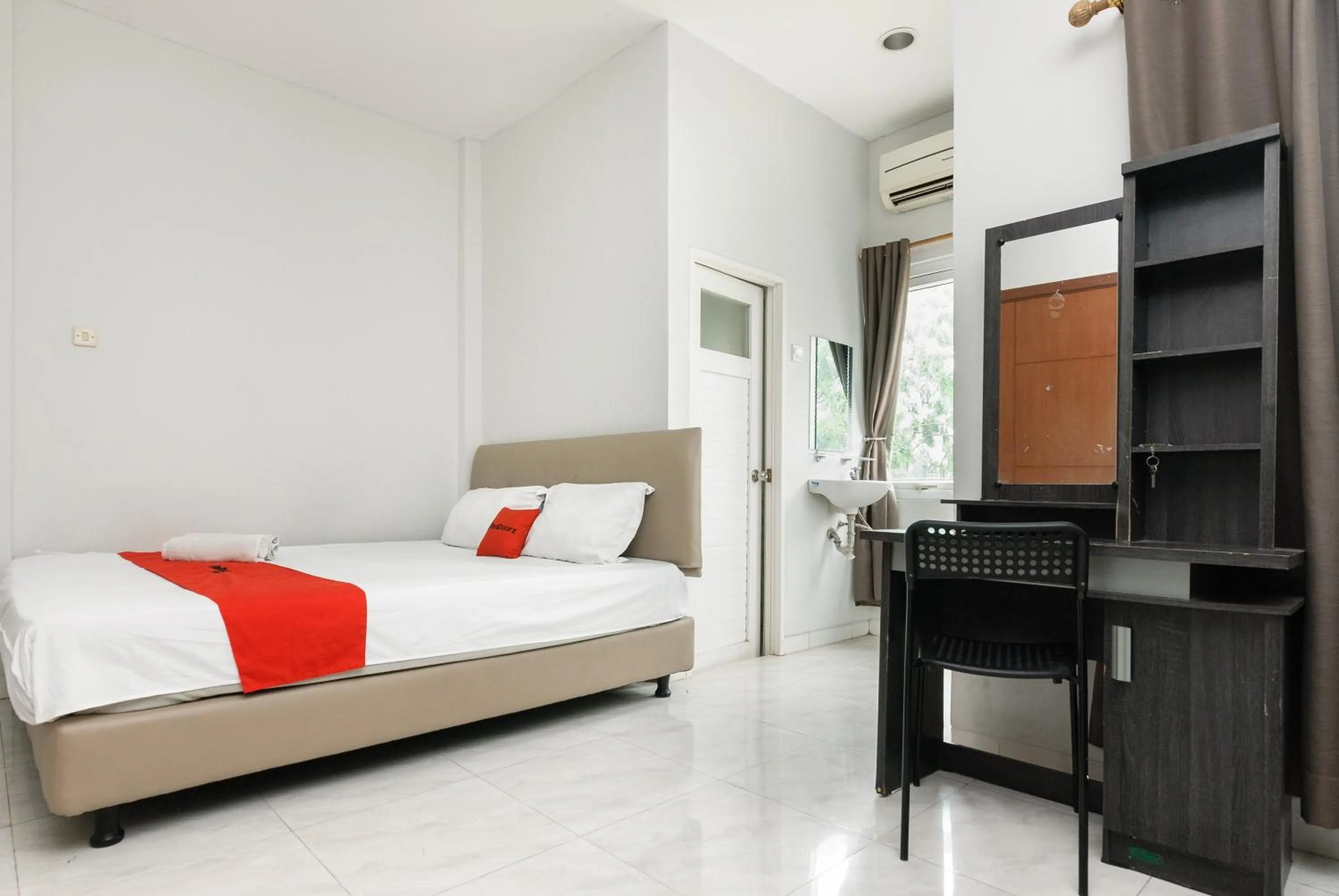 Bedroom, Bed in RedDoorz near Mandaya Royal Hospital Puri
