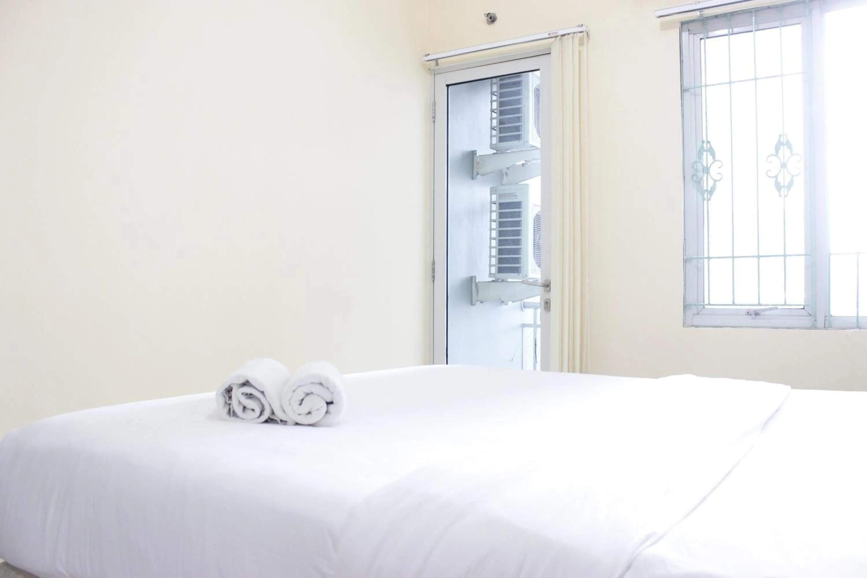 Bed in Deluxe & Cozy 4BR Galeri Ciumbuleuit Apartment By Travelio