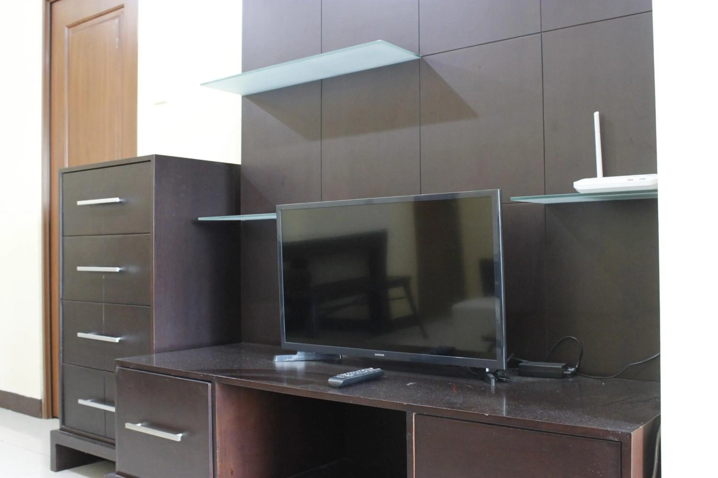 Living room in Deluxe & Cozy 4BR Galeri Ciumbuleuit Apartment By Travelio