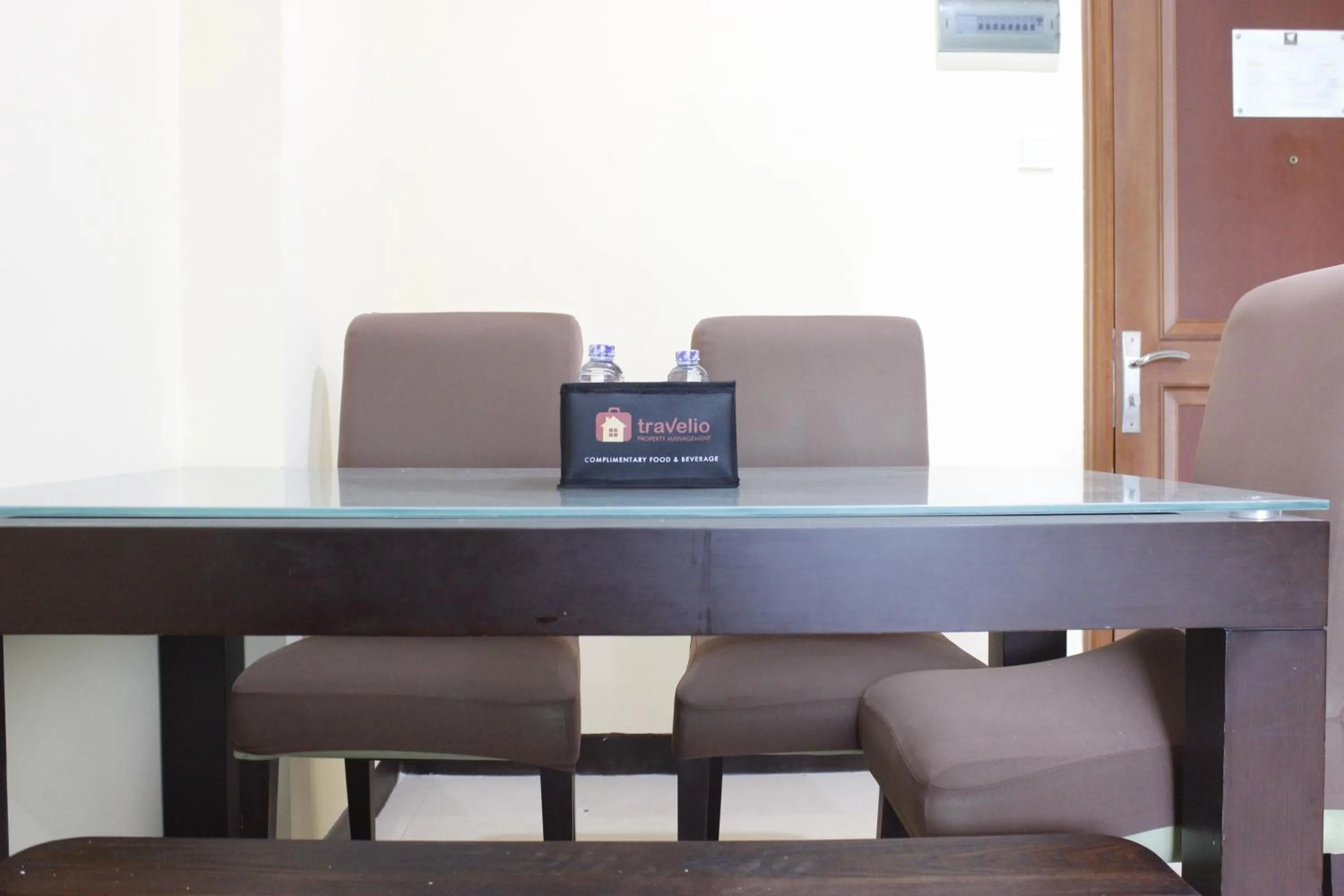 Dining area in Deluxe & Cozy 4BR Galeri Ciumbuleuit Apartment By Travelio