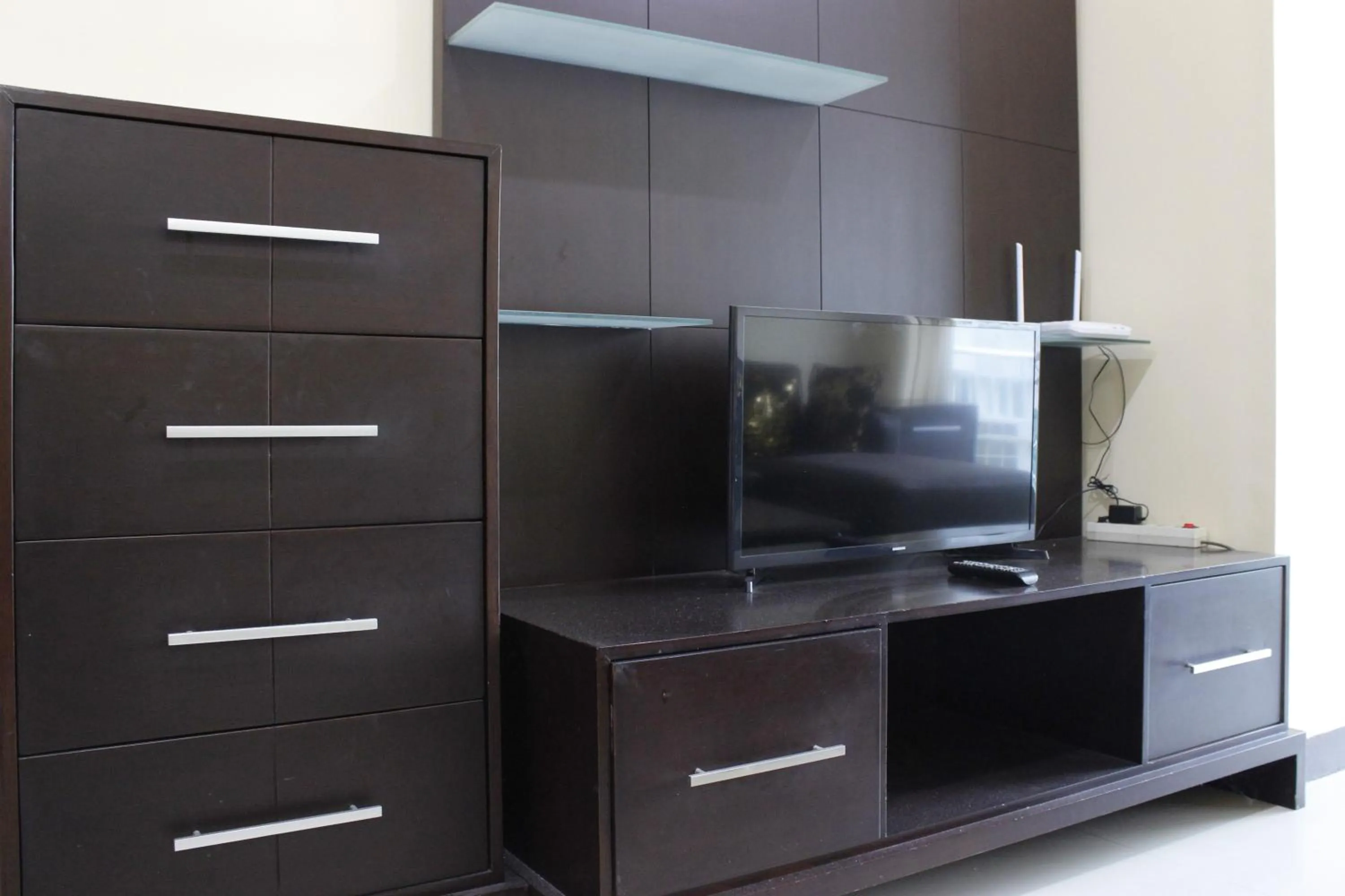 Living room in Deluxe & Cozy 4BR Galeri Ciumbuleuit Apartment By Travelio