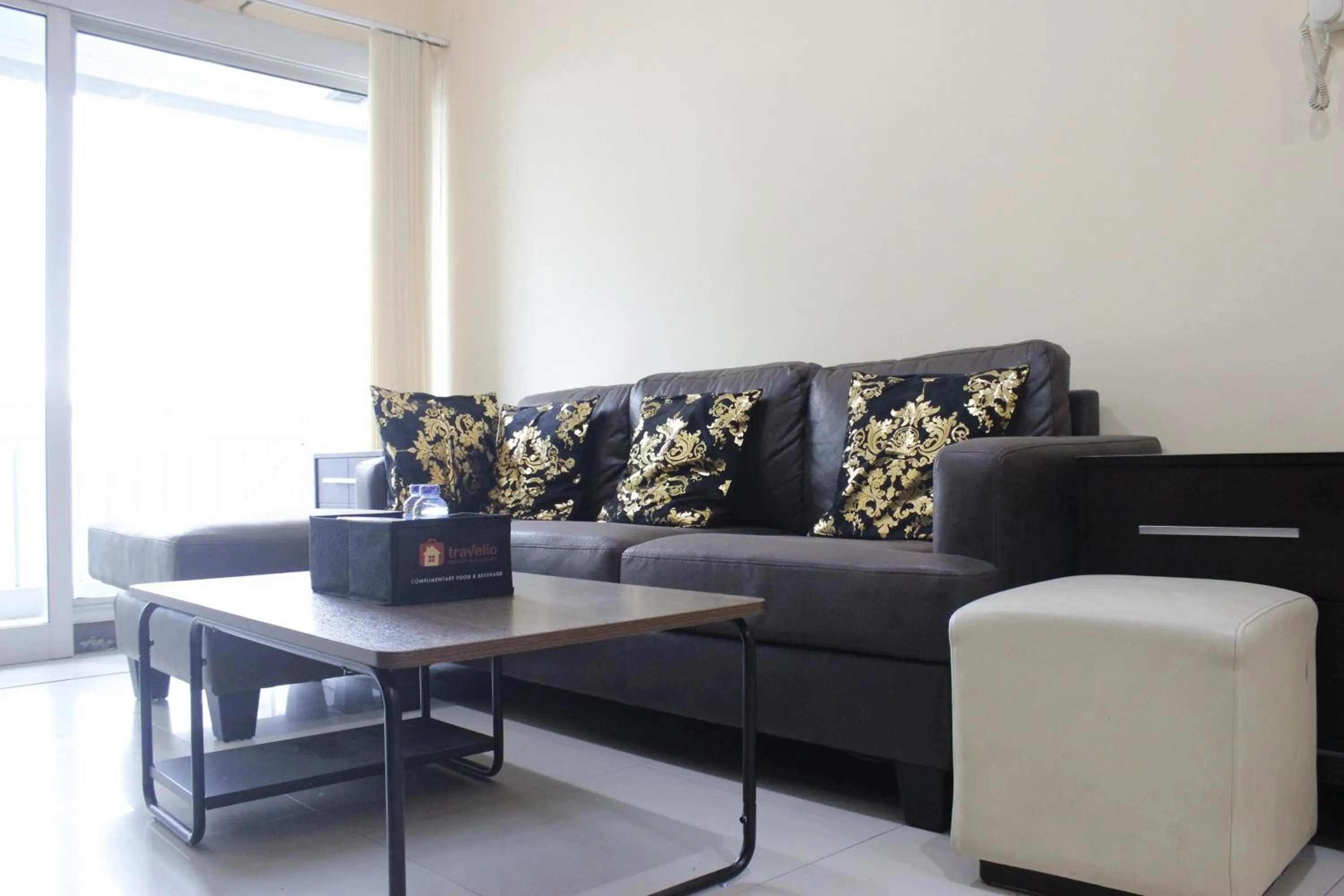 Living room in Deluxe & Cozy 4BR Galeri Ciumbuleuit Apartment By Travelio