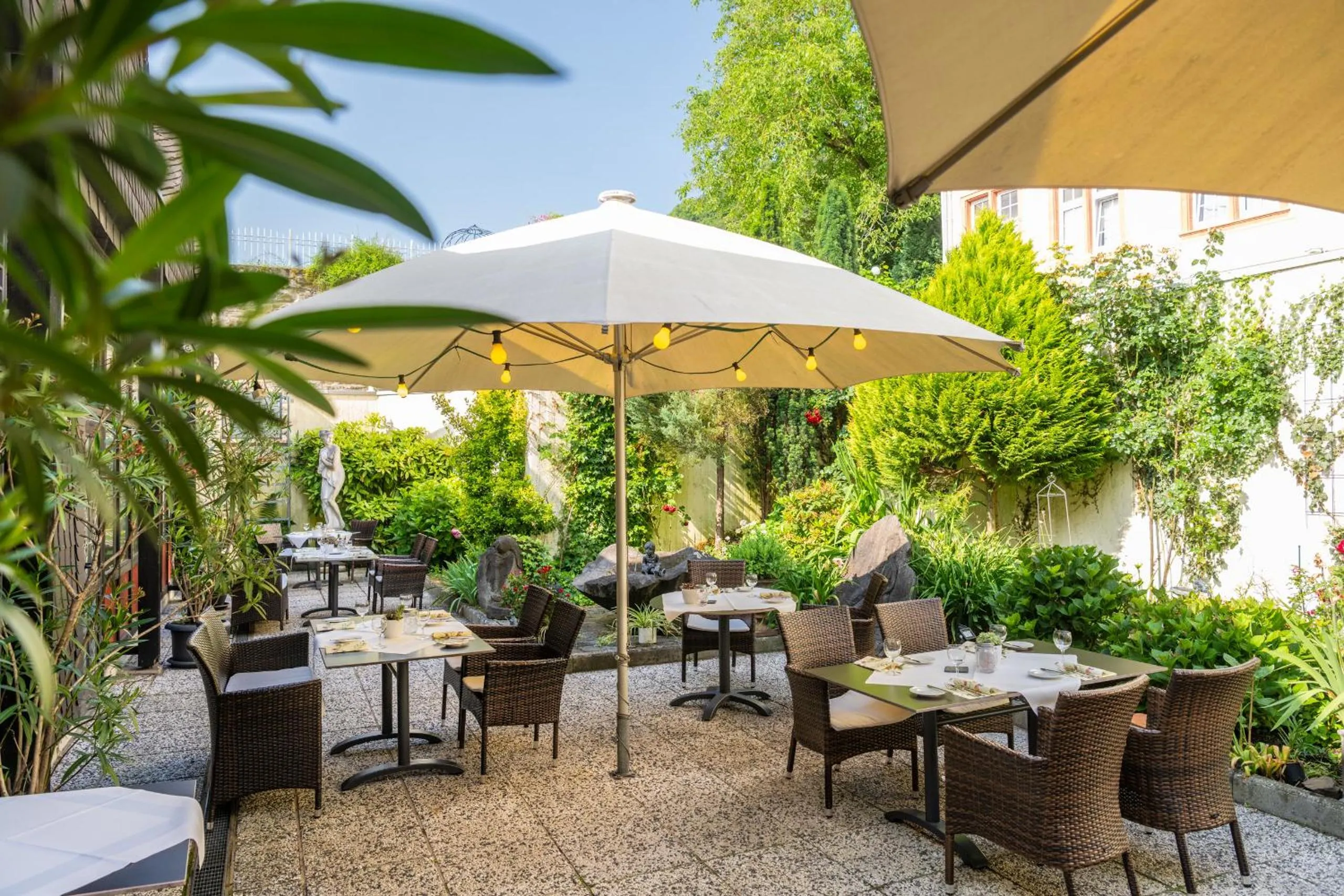 Restaurant/places to eat in Schloß-Hotel Petry