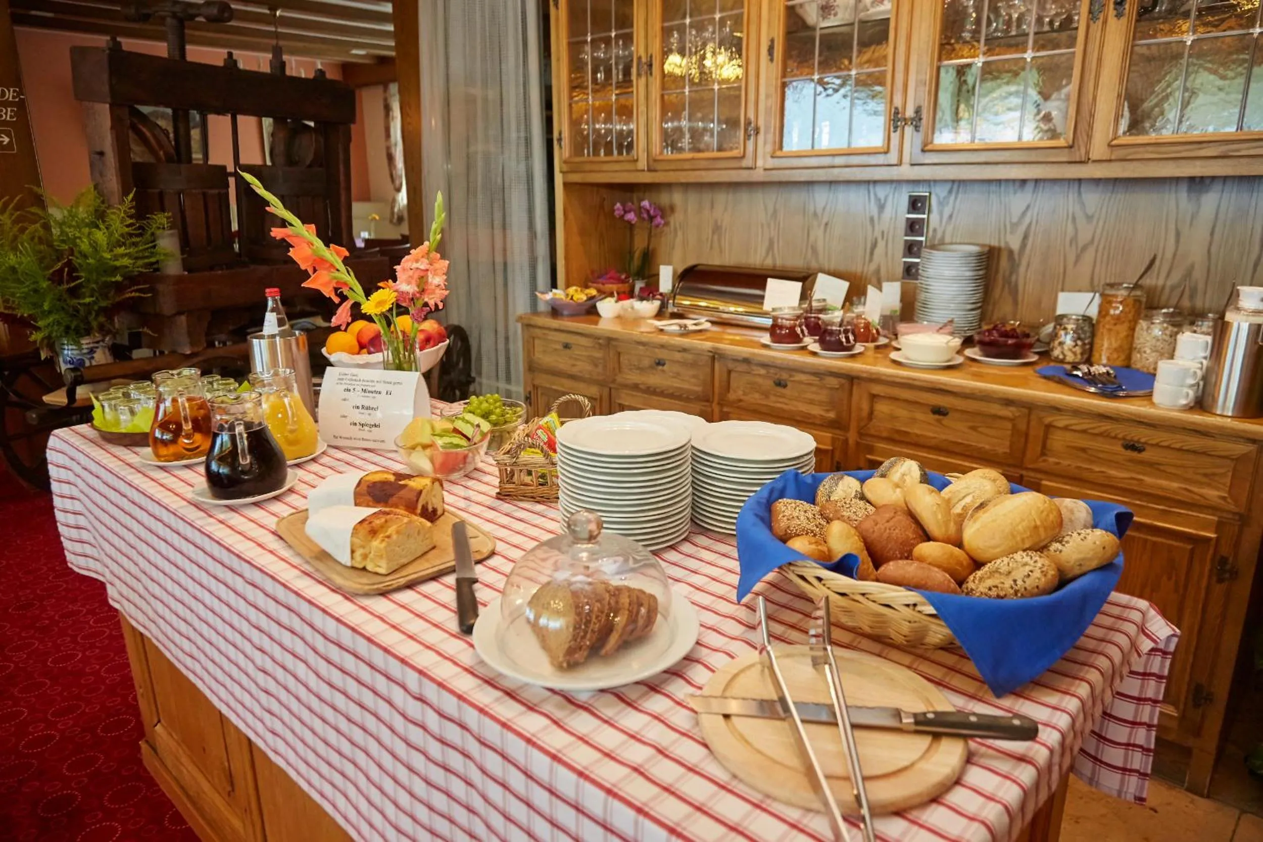 Buffet breakfast in Hotel-Gasthof Die Post Brennerei Frankenhöhe