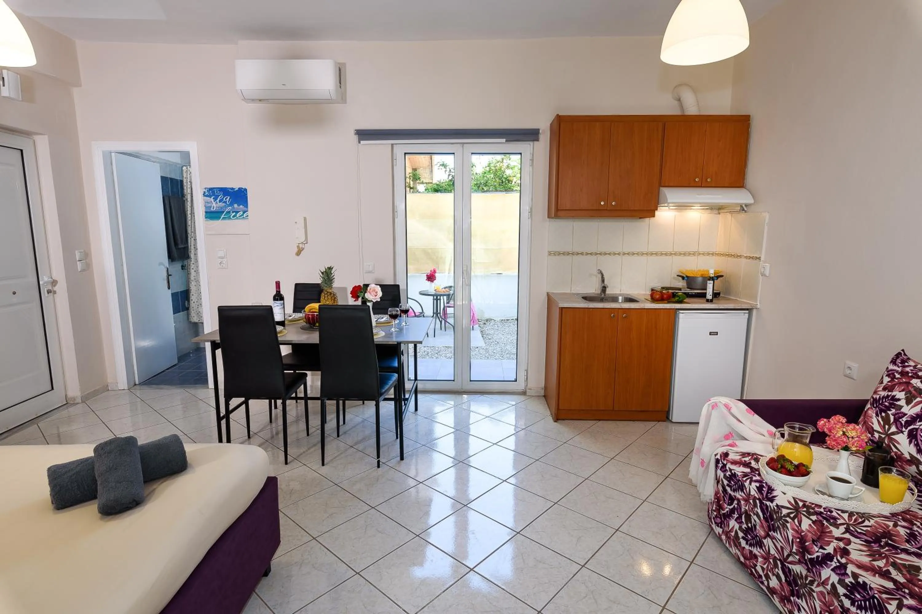 Coffee/tea facilities in Room 25