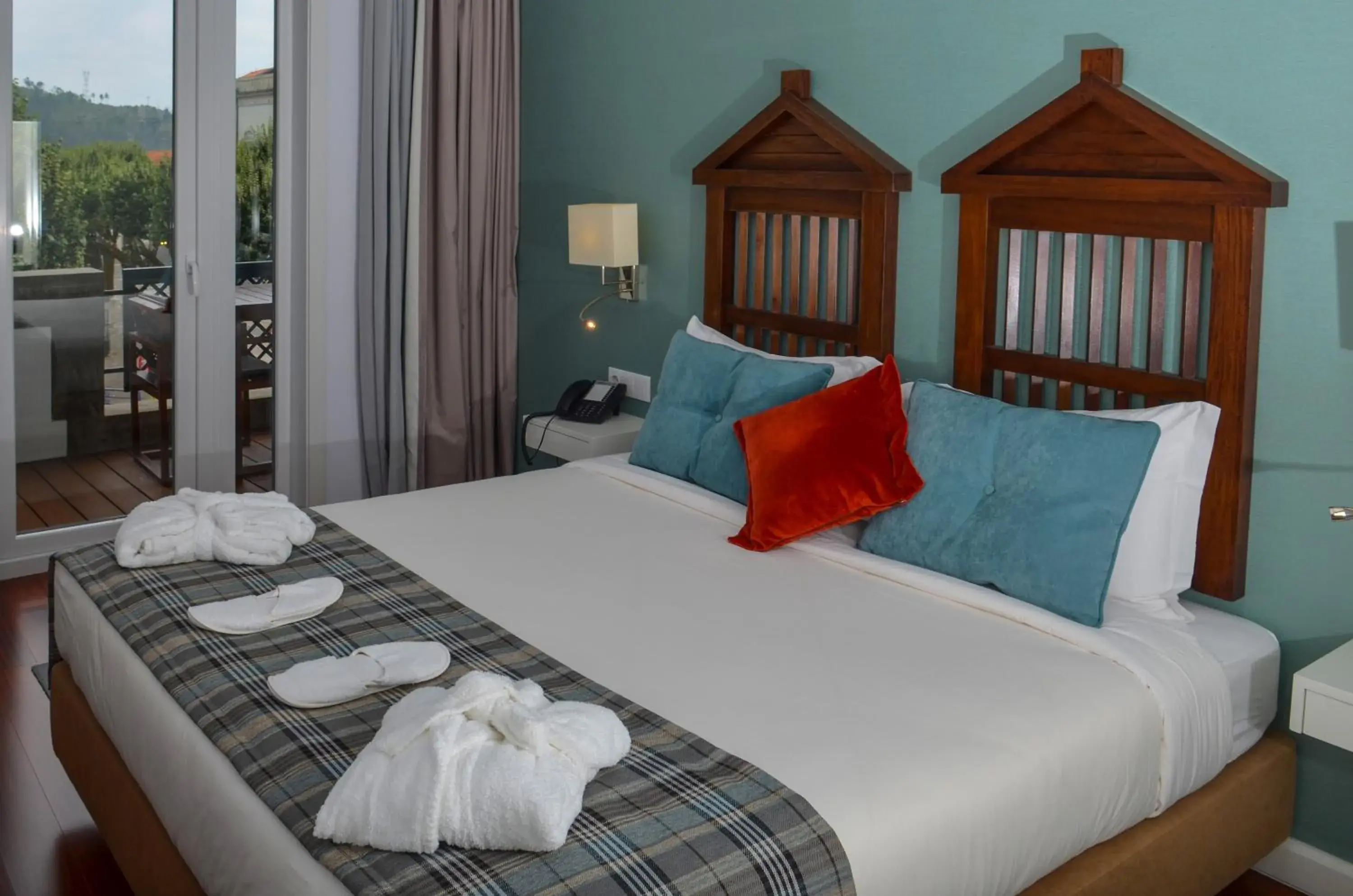 TV and multimedia, Bed in Hotel São Bento da Porta Aberta & Spa TV and multimedia, Bed in Hotel São Bento da Porta Aberta & Spa