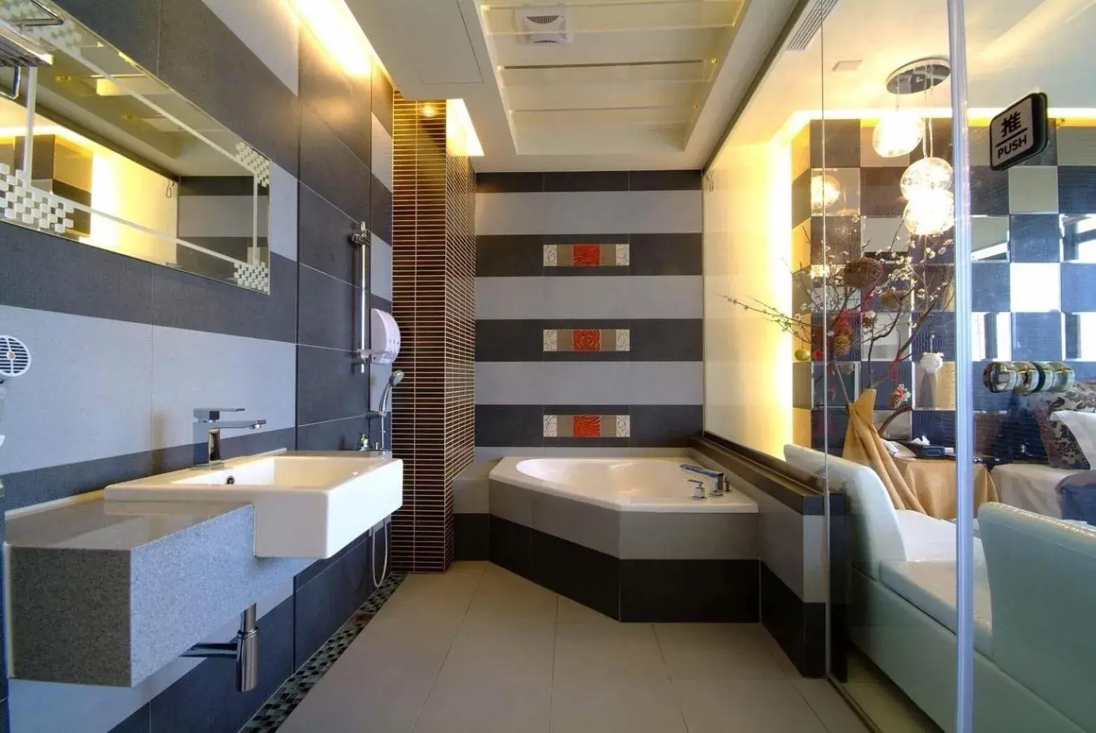 Superior Double Room with Lake View in Lakeview Homestay Superior Double Room with Lake View in Lakeview Homestay