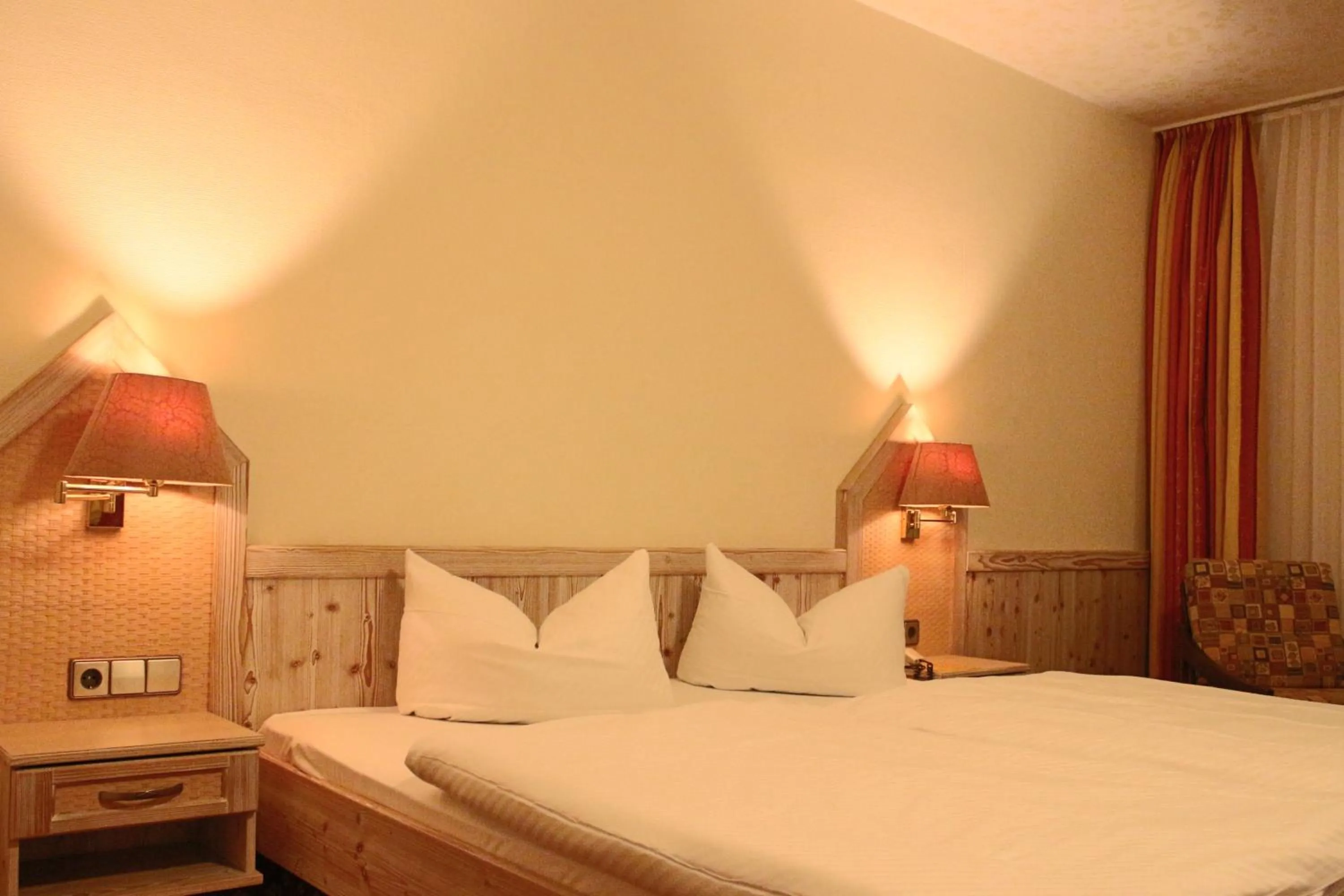 Seating area, Bed in Central-Hotel