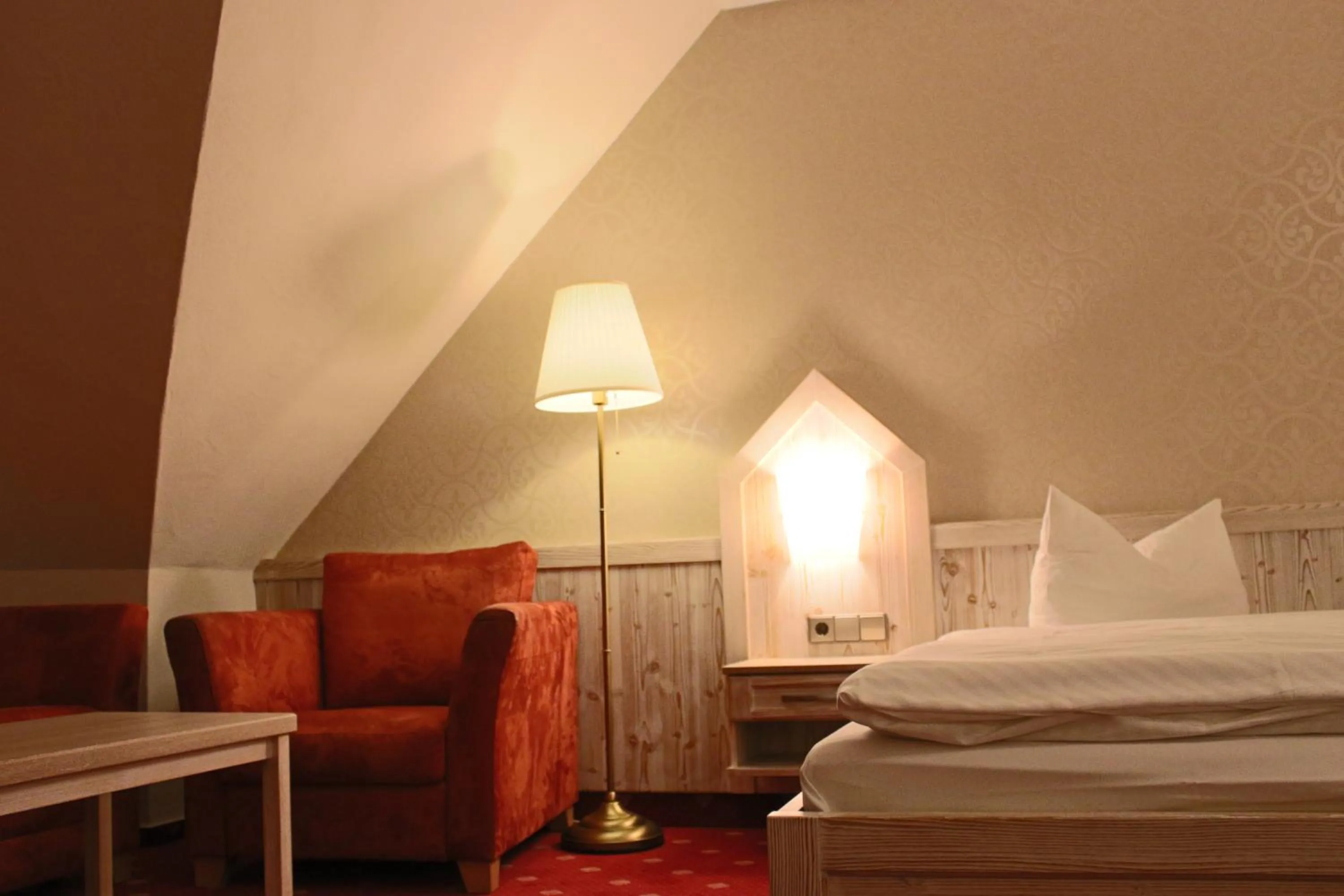 Seating area, Bed in Central-Hotel