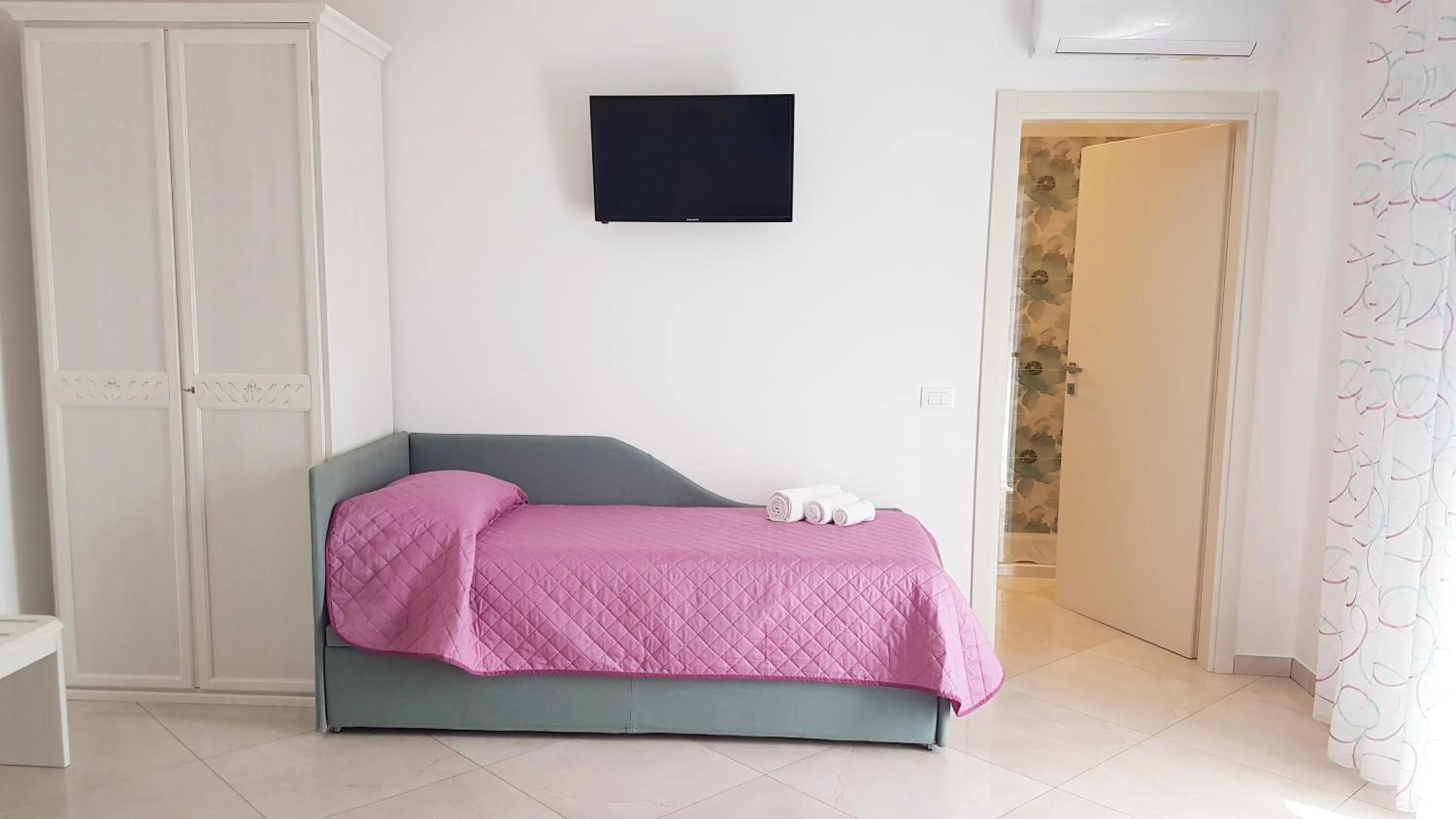 Photo of the whole room, Bed in Olimpo degli Dei