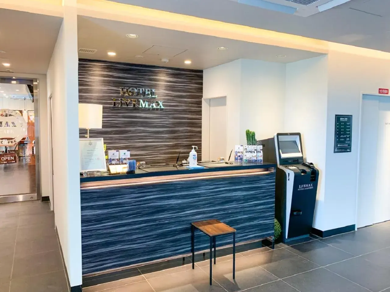Lobby or reception in HOTEL LiVEMAX Nishinomiya Lobby or reception in HOTEL LiVEMAX Nishinomiya