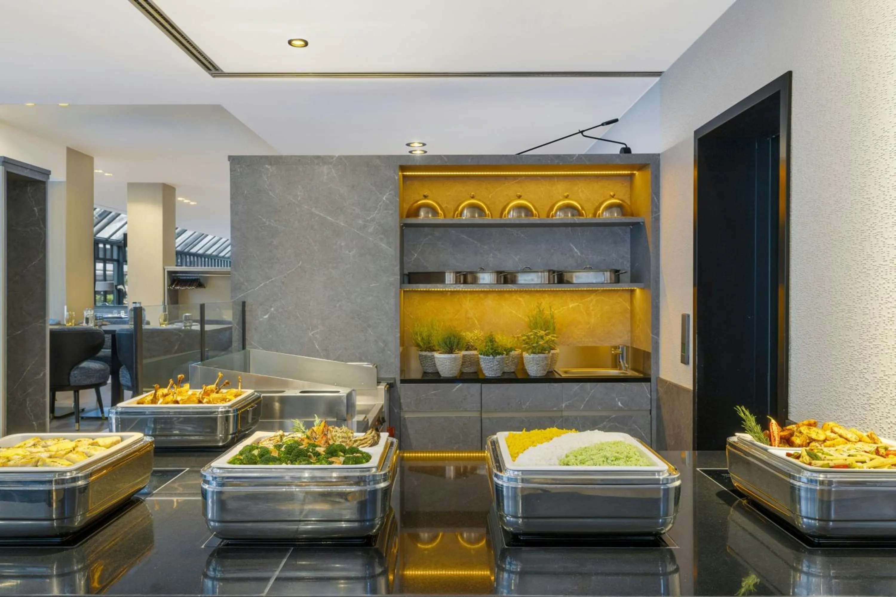 Restaurant/places to eat in Le Méridien Frankfurt